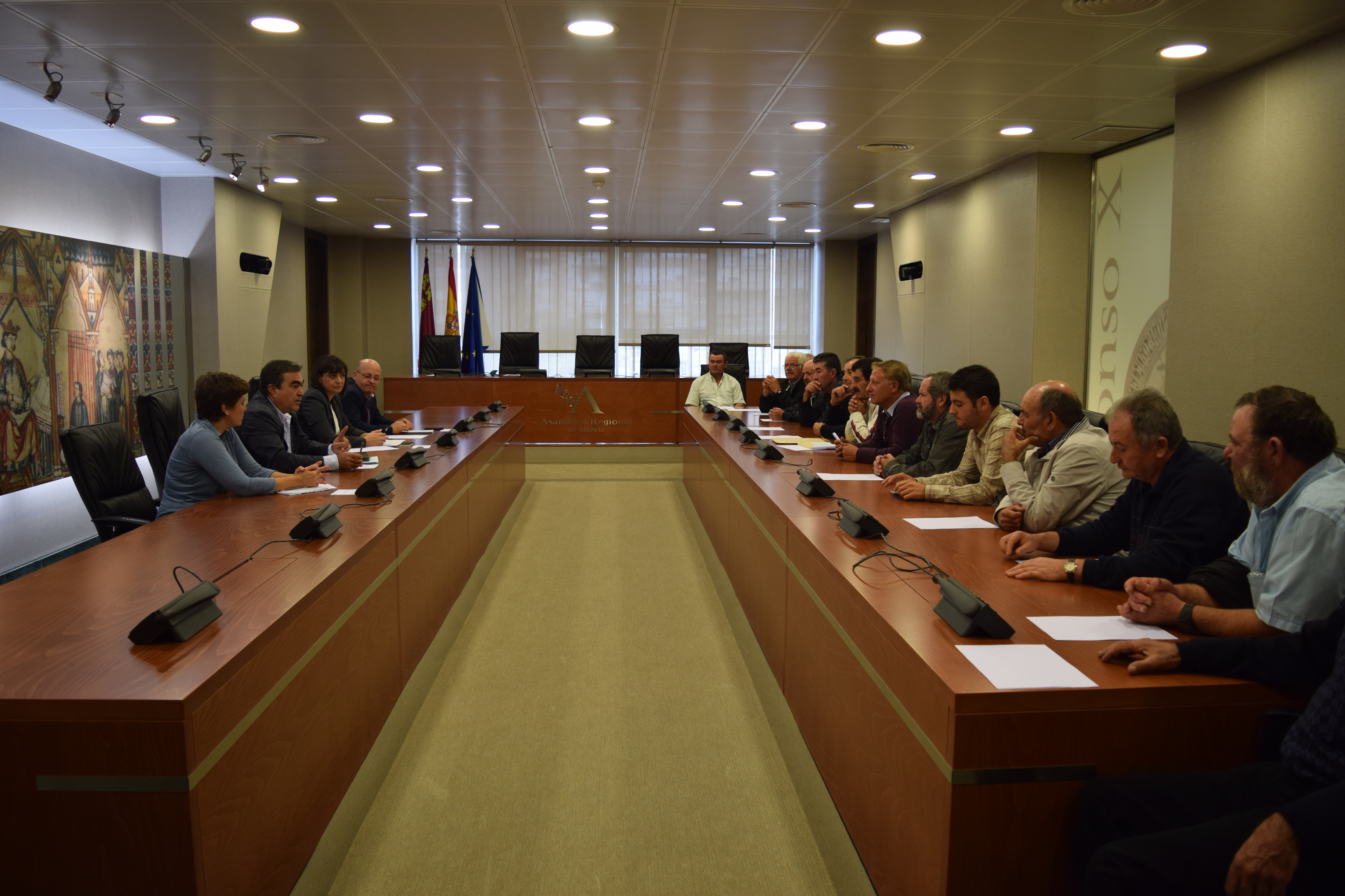 Representantes de los distintos Grupos Parlamentarios reunidos con la Comunidad de Regantes del Campo Alto de Lorca.