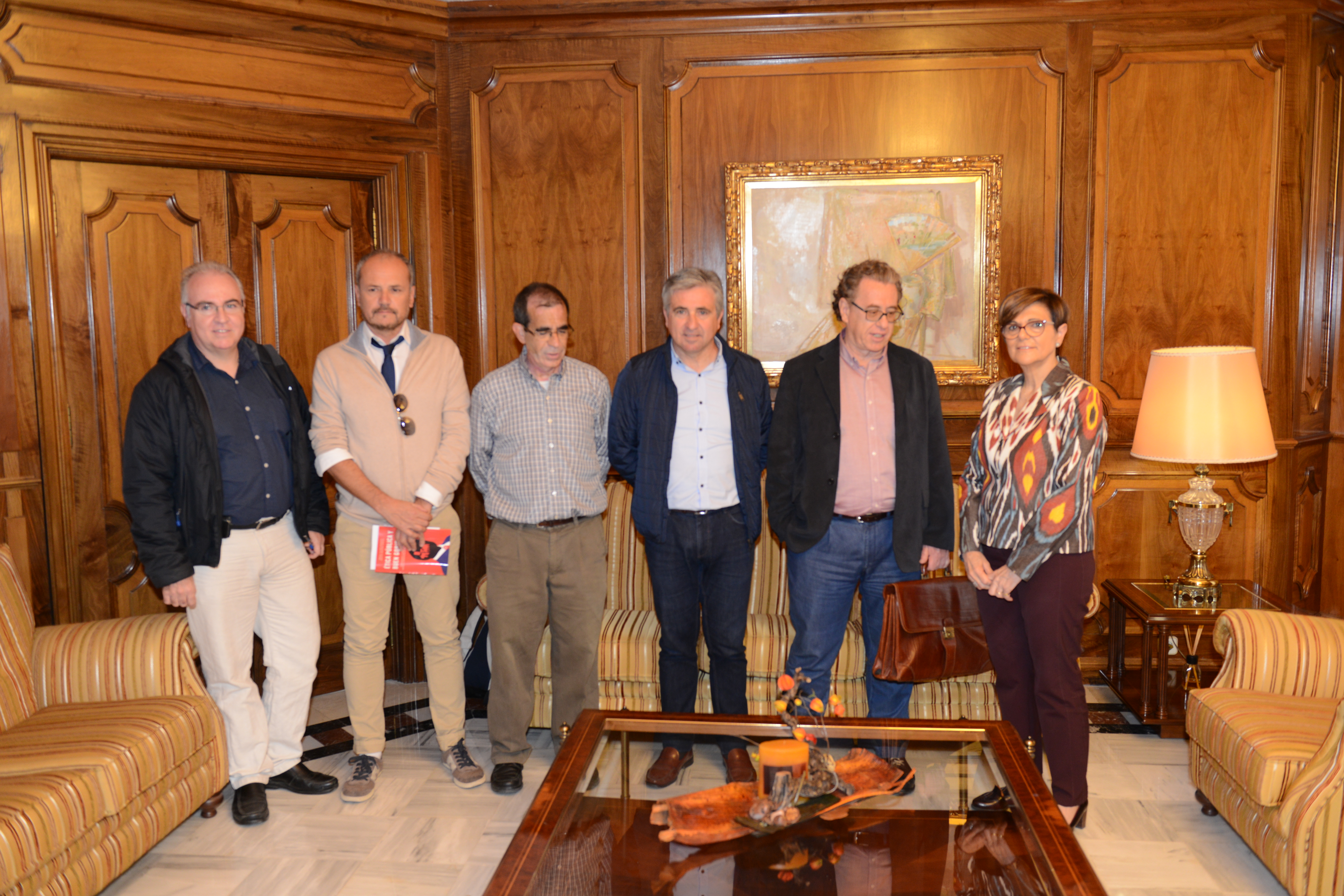 Miembros de la Alianza ciudadana, con la presidenta de la Asamblea Regional