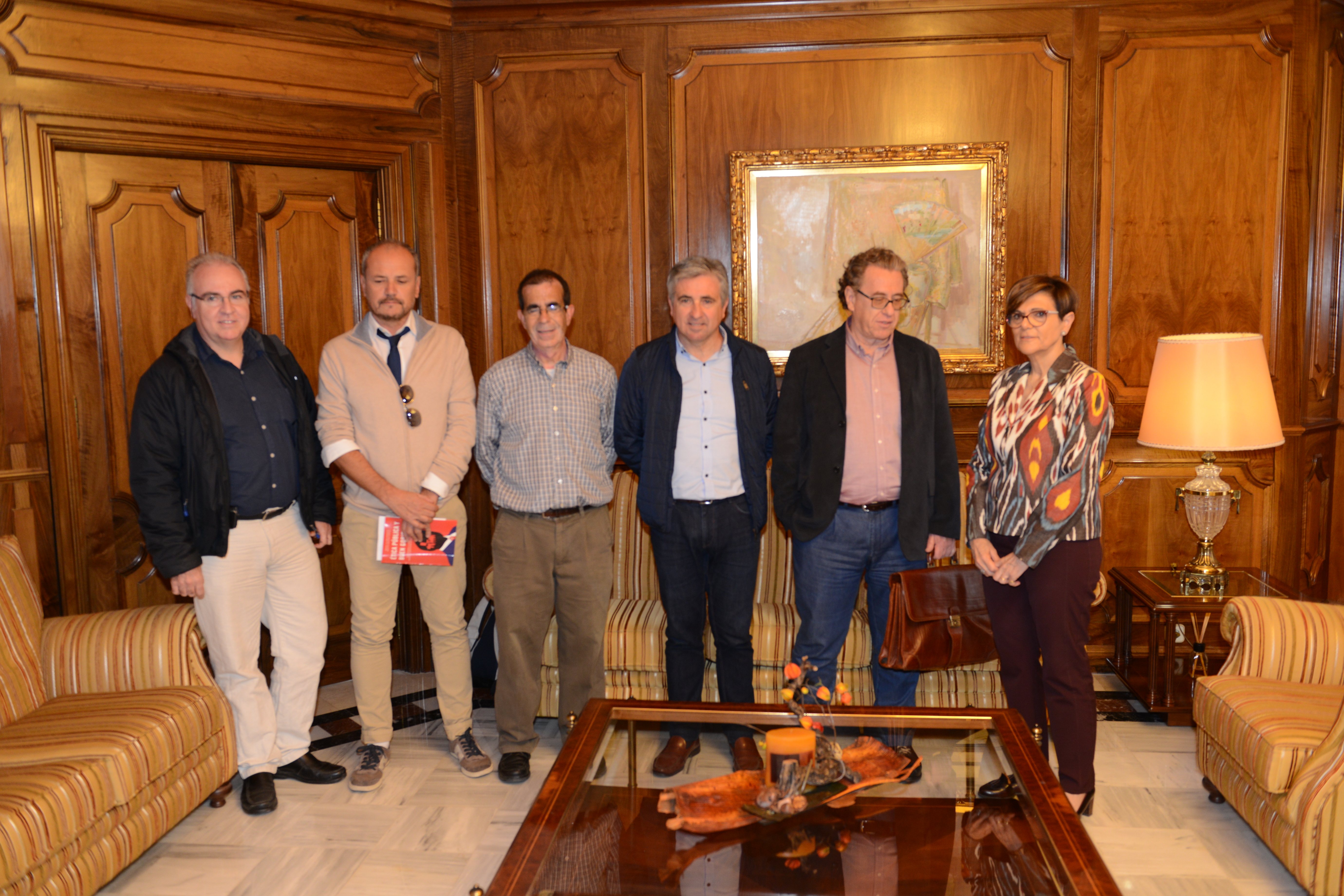 Miembros de la Alianza ciudadana, con la presidenta de la Asamblea Regional