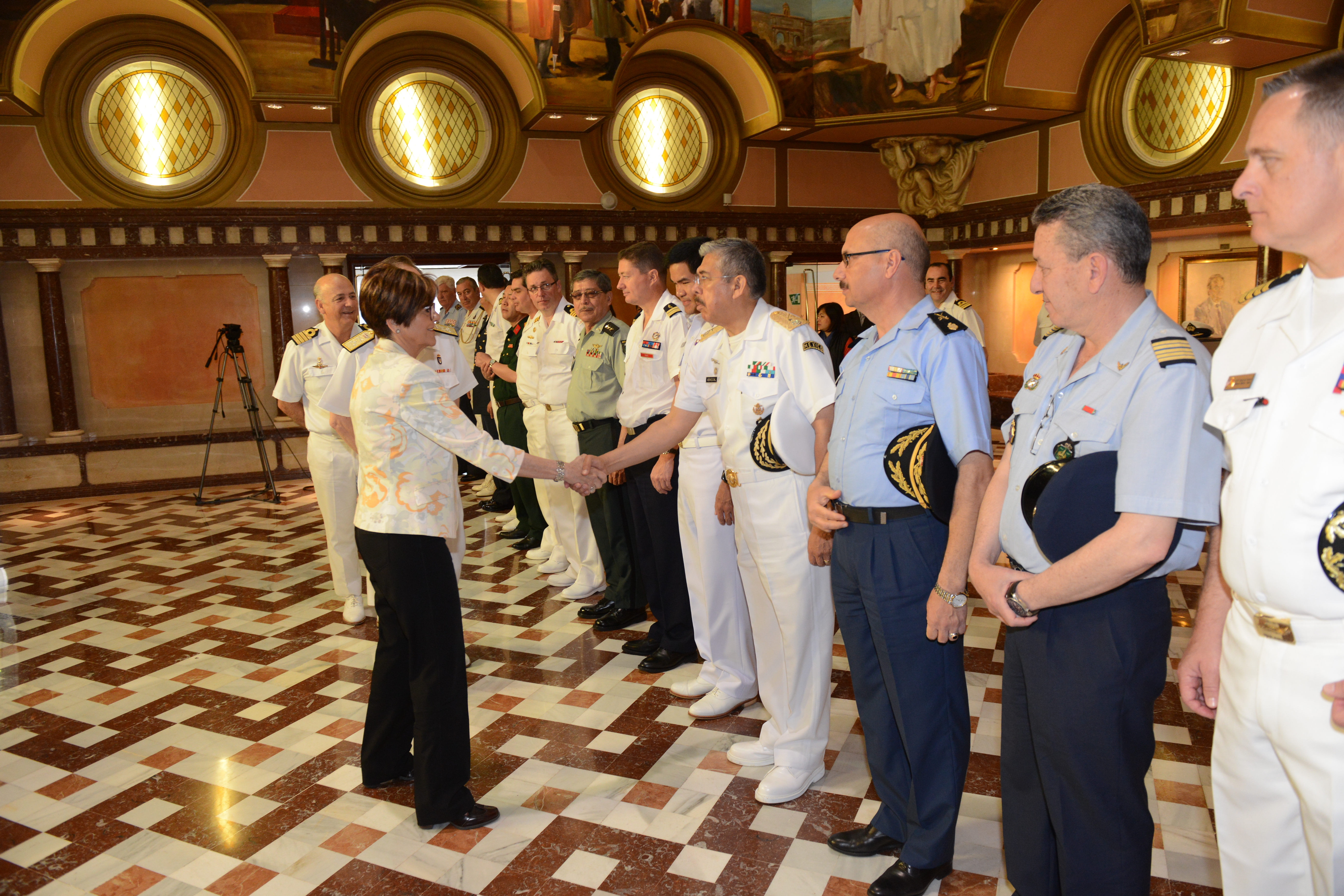La presidenta de la Asamblea, Rosa Peñalver saluda a los Agregados Militares que han visitado la Asamblea Regional