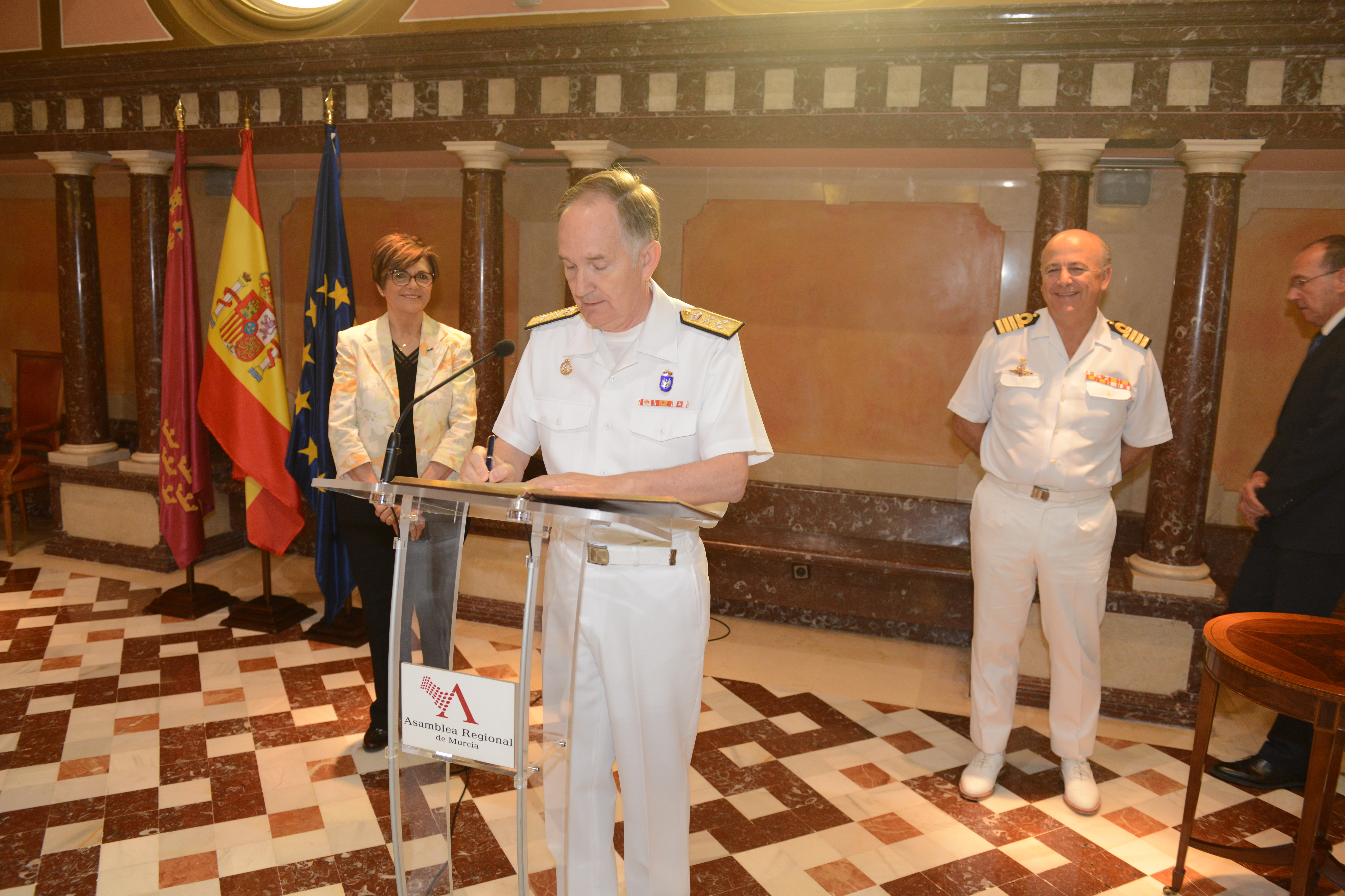 El Almirante Juan Francisco Martínez Núñez firmando en el Libro de Honor de la Asamblea Regional