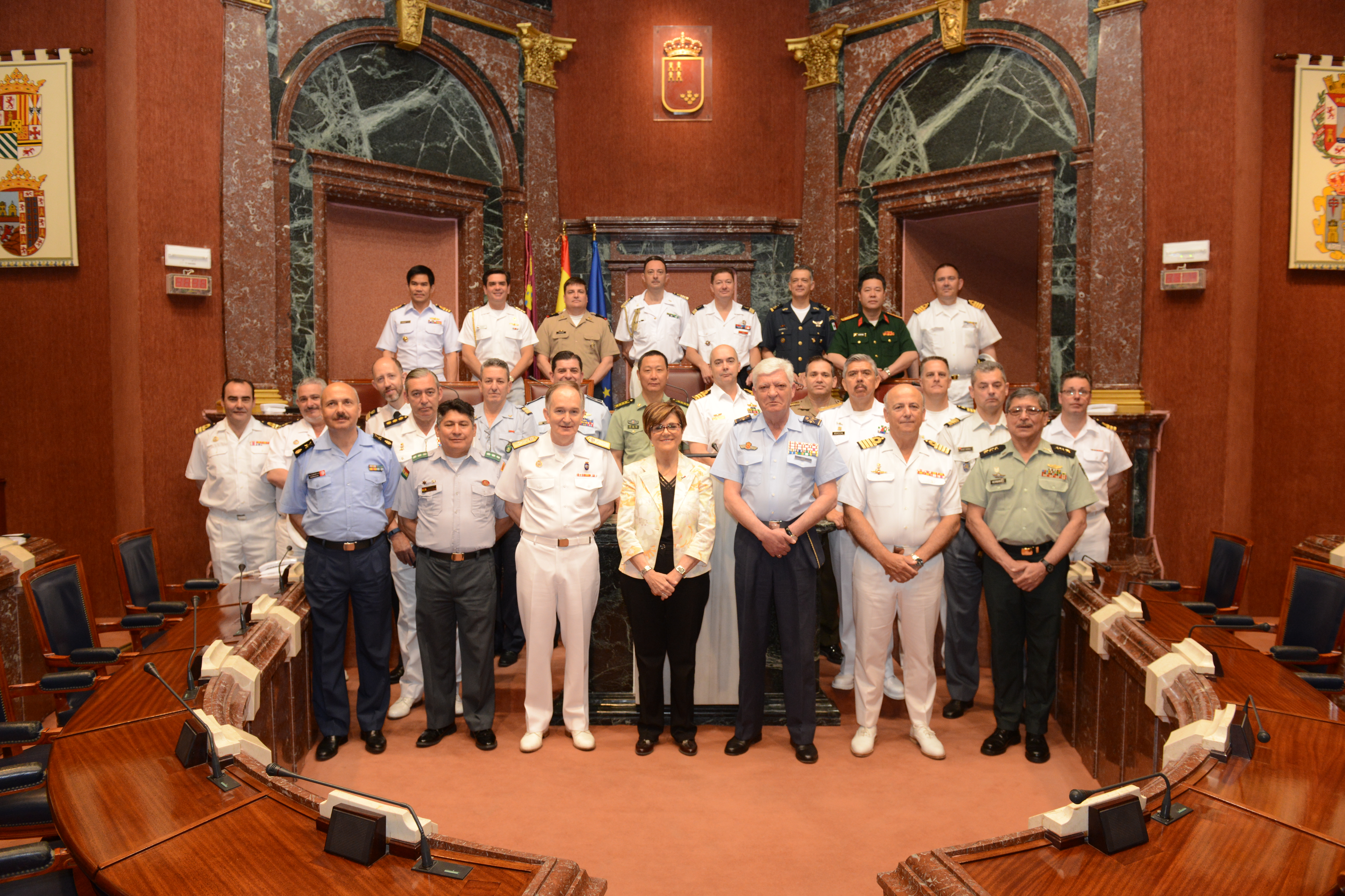 La presidenta de la Asamblea junto a los Agregados Militares en su visita a la Asamblea Regional