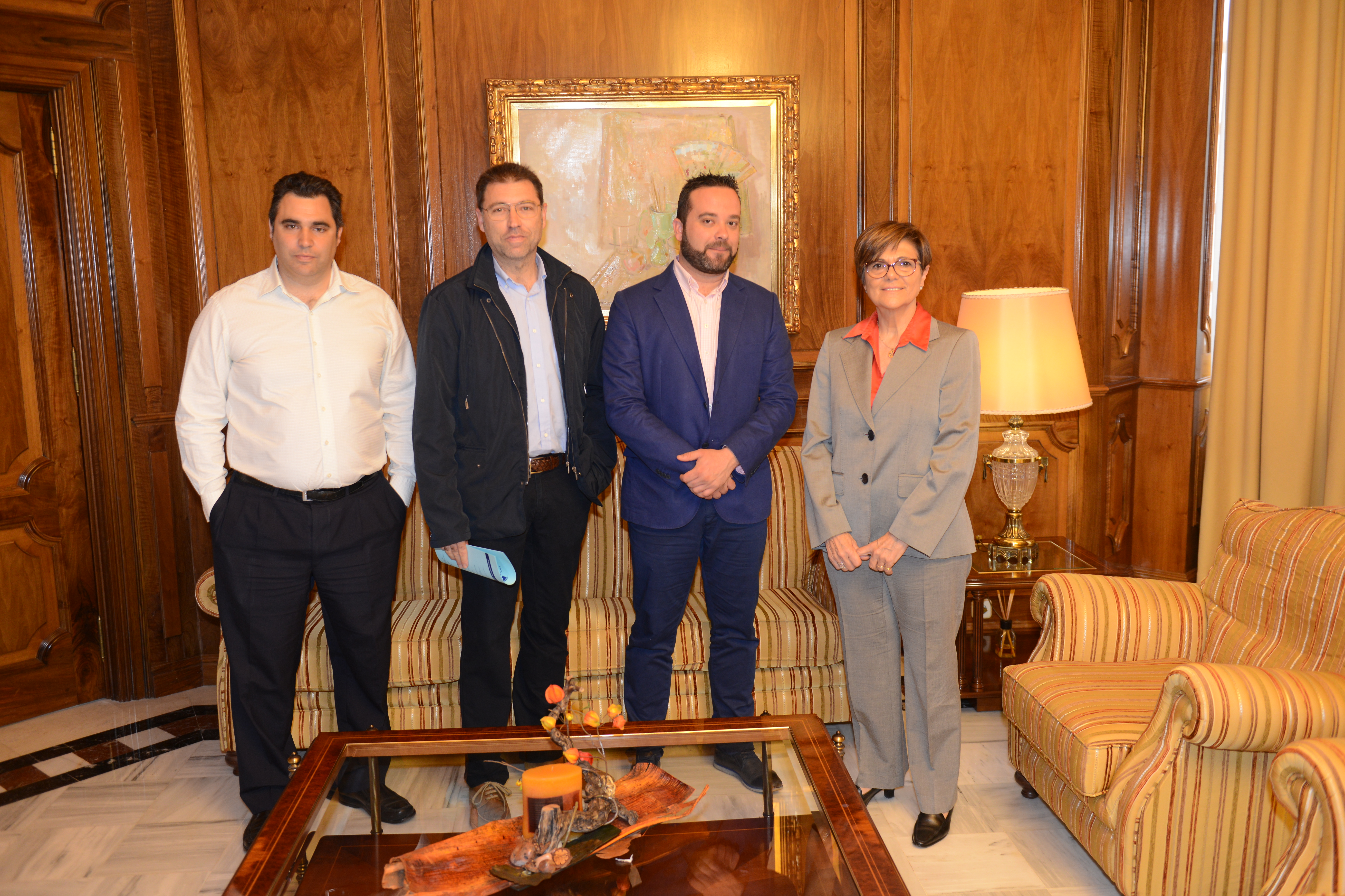 Juan José López, presidente de Hostecar, y su junta directiva han visitado a la presidenta de la Asamblea Regional