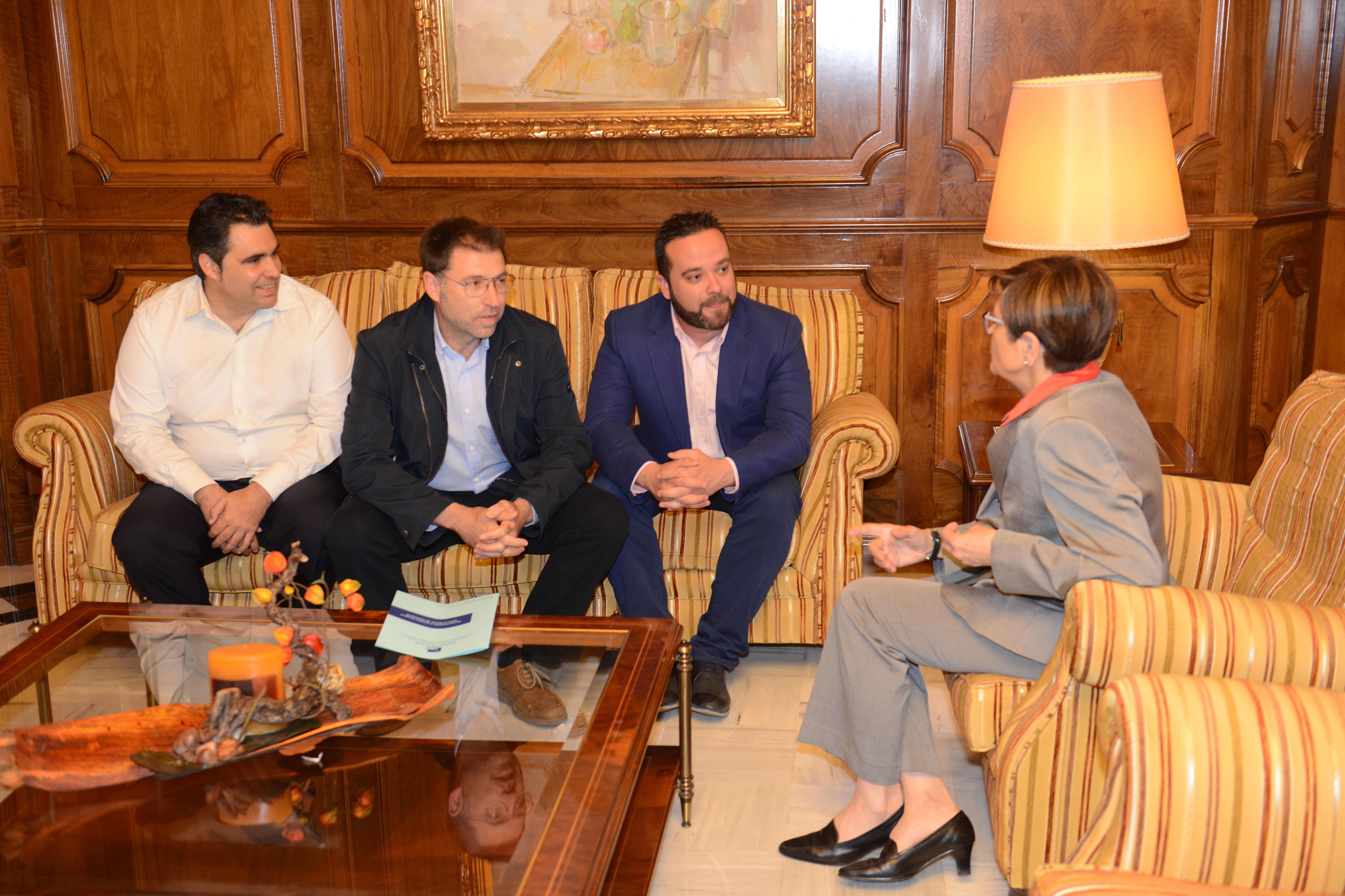 Juan José López, presidente de Hostecar, y su junta directiva han visitado a la presidenta de la Asamblea Regional