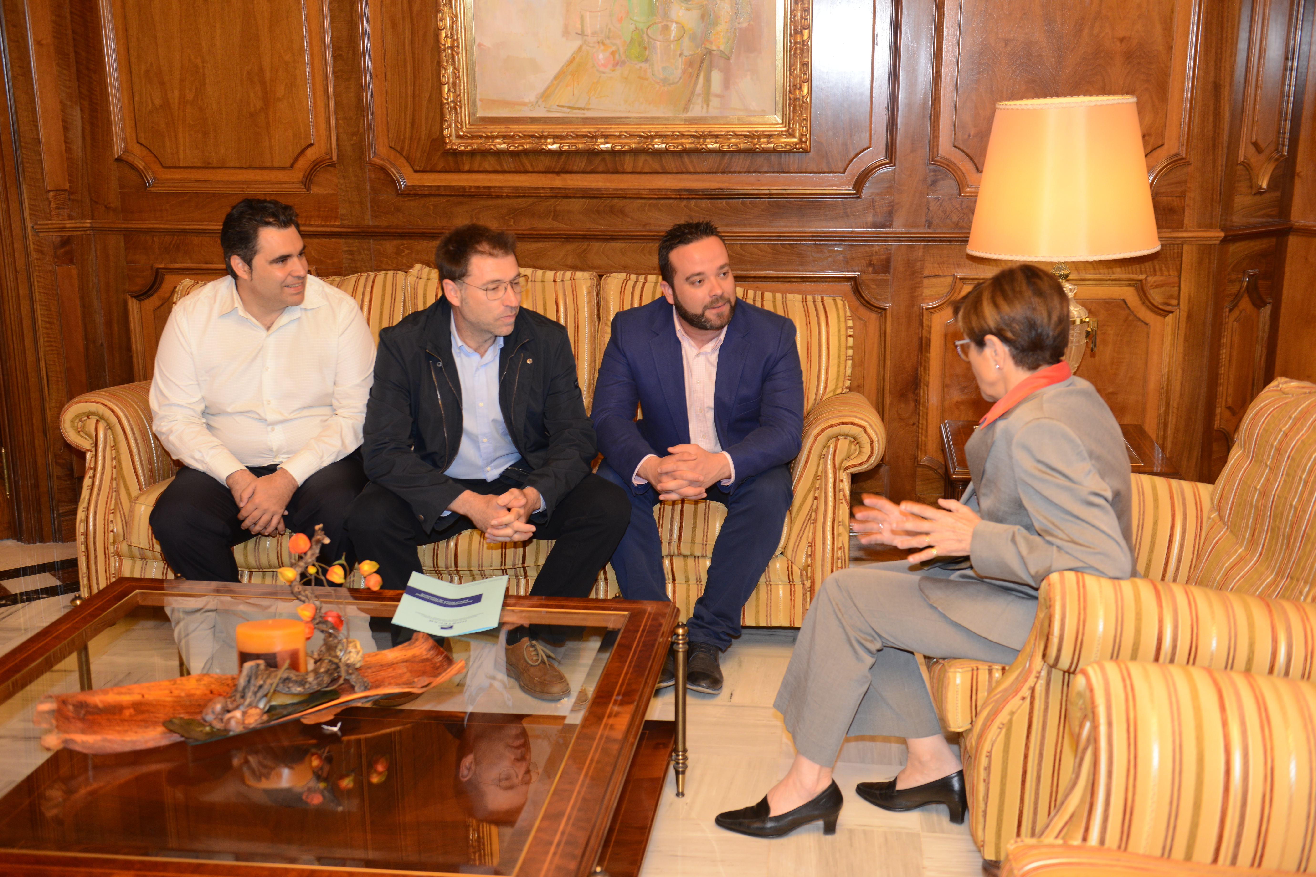 Juan José López, presidente de Hostecar, y su junta directiva han visitado a la presidenta de la Asamblea Regional