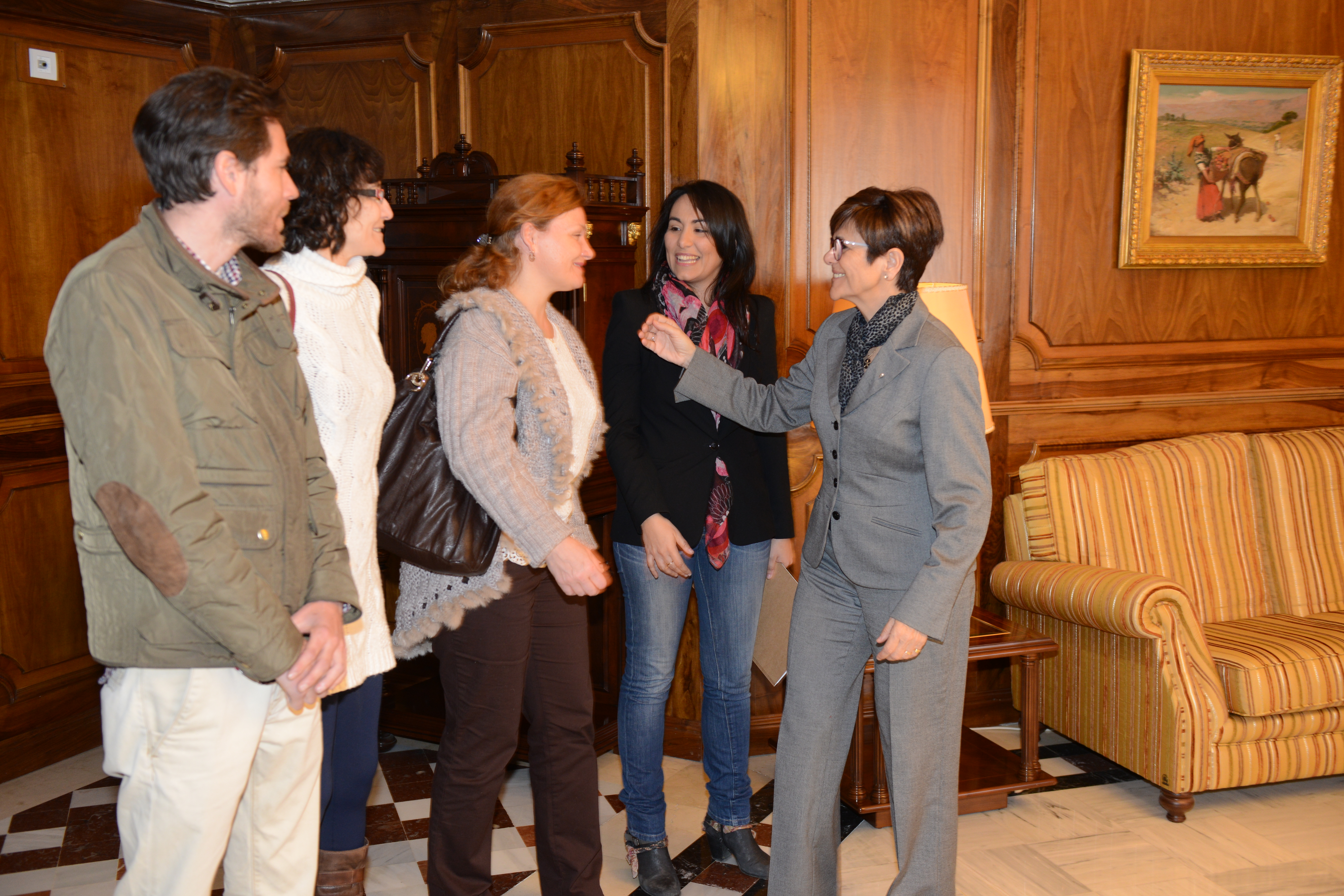 La Presidenta de la Asamblea, Rosa Peñalver, saludando a la Junta Directiva de la UCE Murcia.