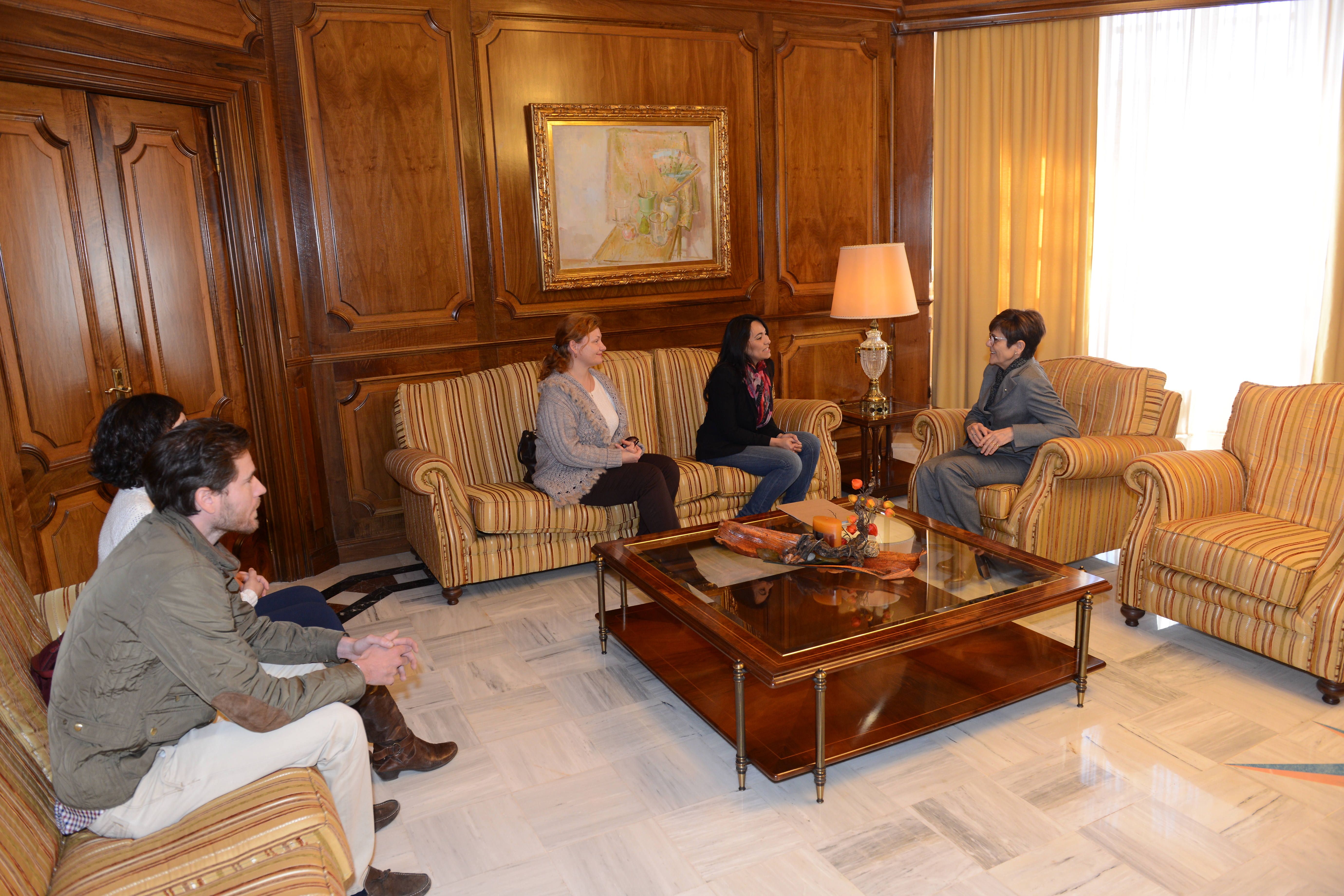 La Presidenta de la Asamblea, Rosa Peñalver, saludando a la Junta Directiva de la UCE Murcia.