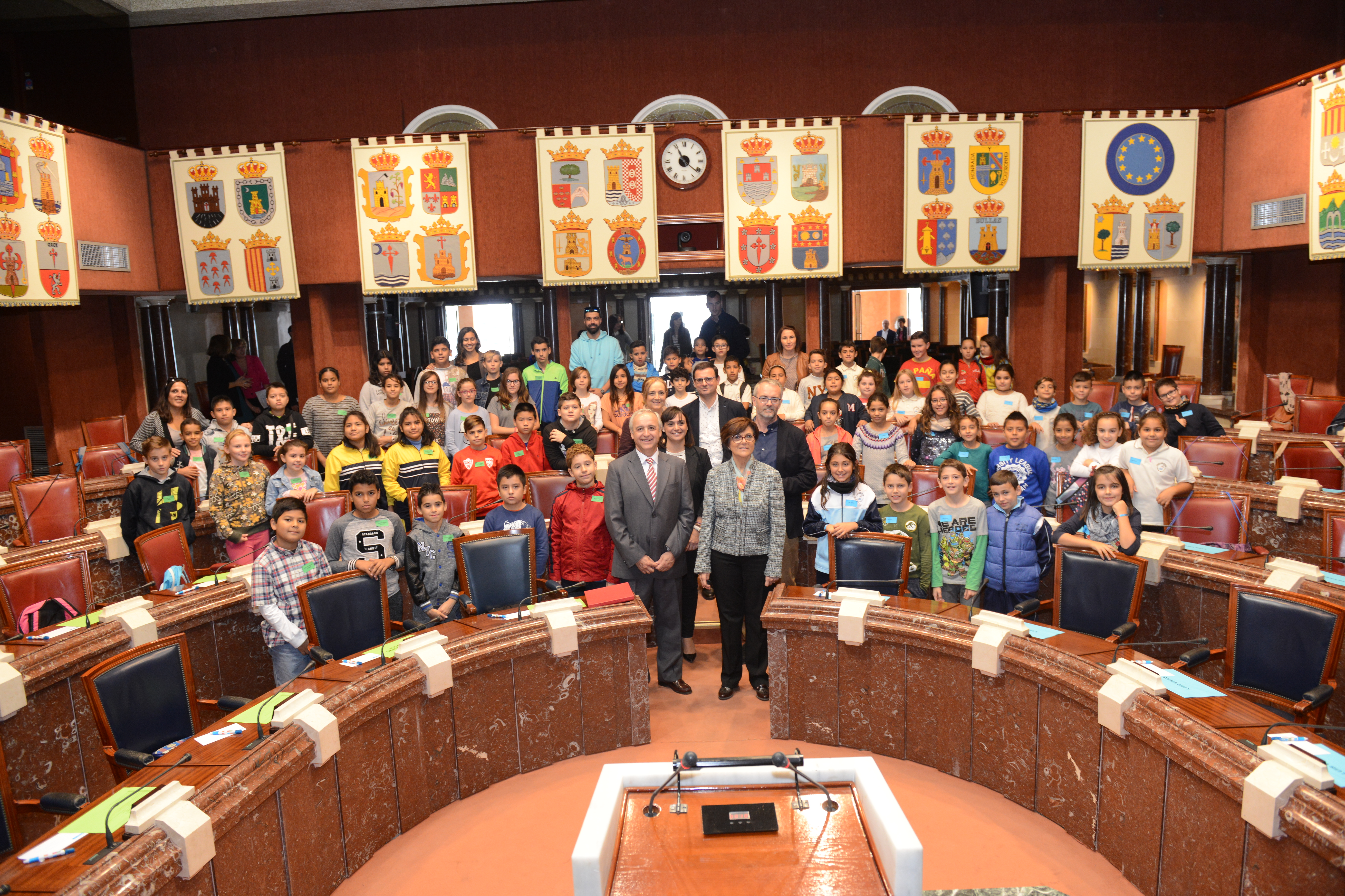 Aldeas Infantiles SOS ha traído a la Asamblea Regional su programa 'Diputados por un día'