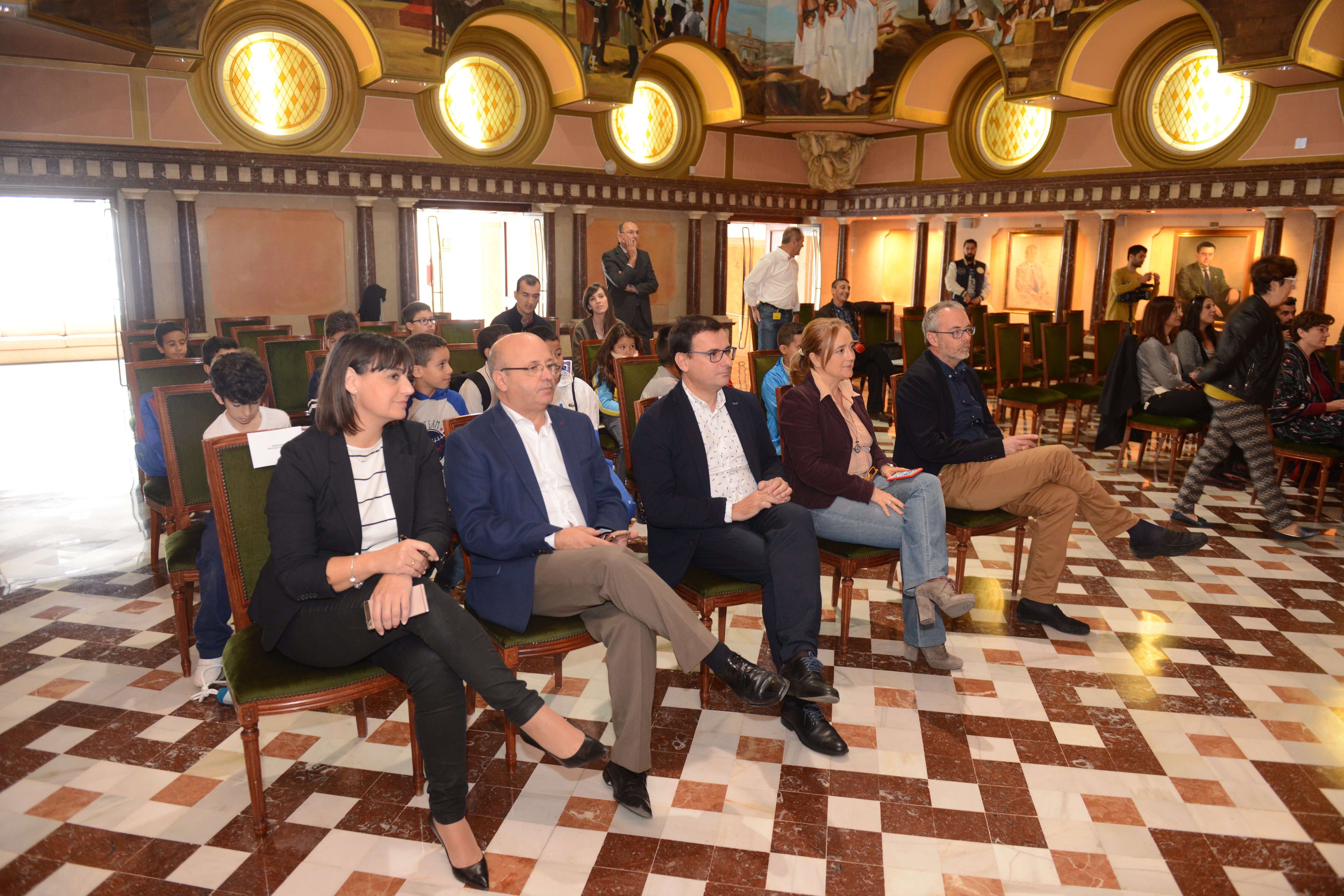 Aldeas Infantiles SOS ha traído a la Asamblea Regional su programa 'Diputados por un día'