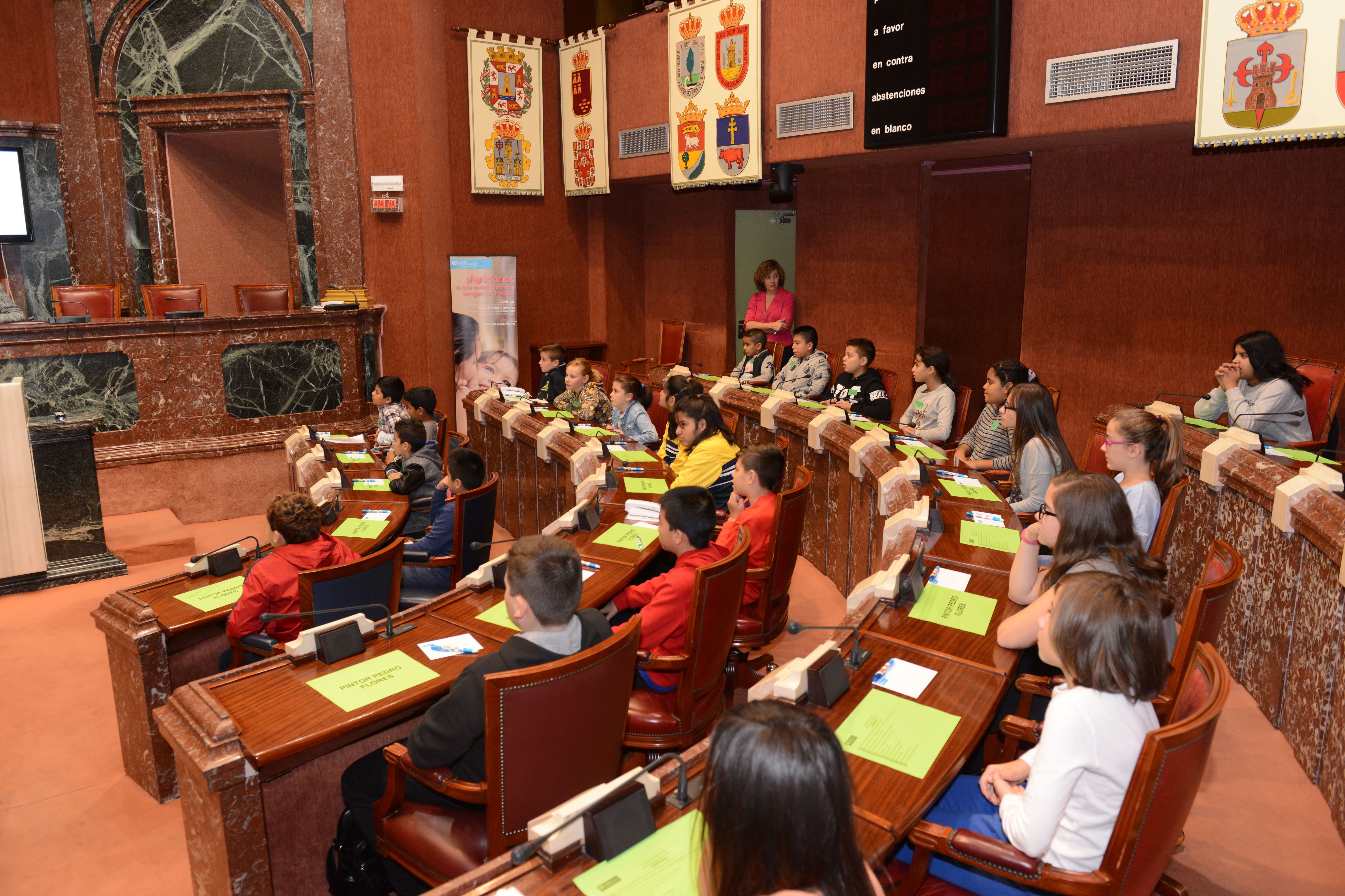 Aldeas Infantiles SOS ha traído a la Asamblea Regional su programa 'Diputados por un día'