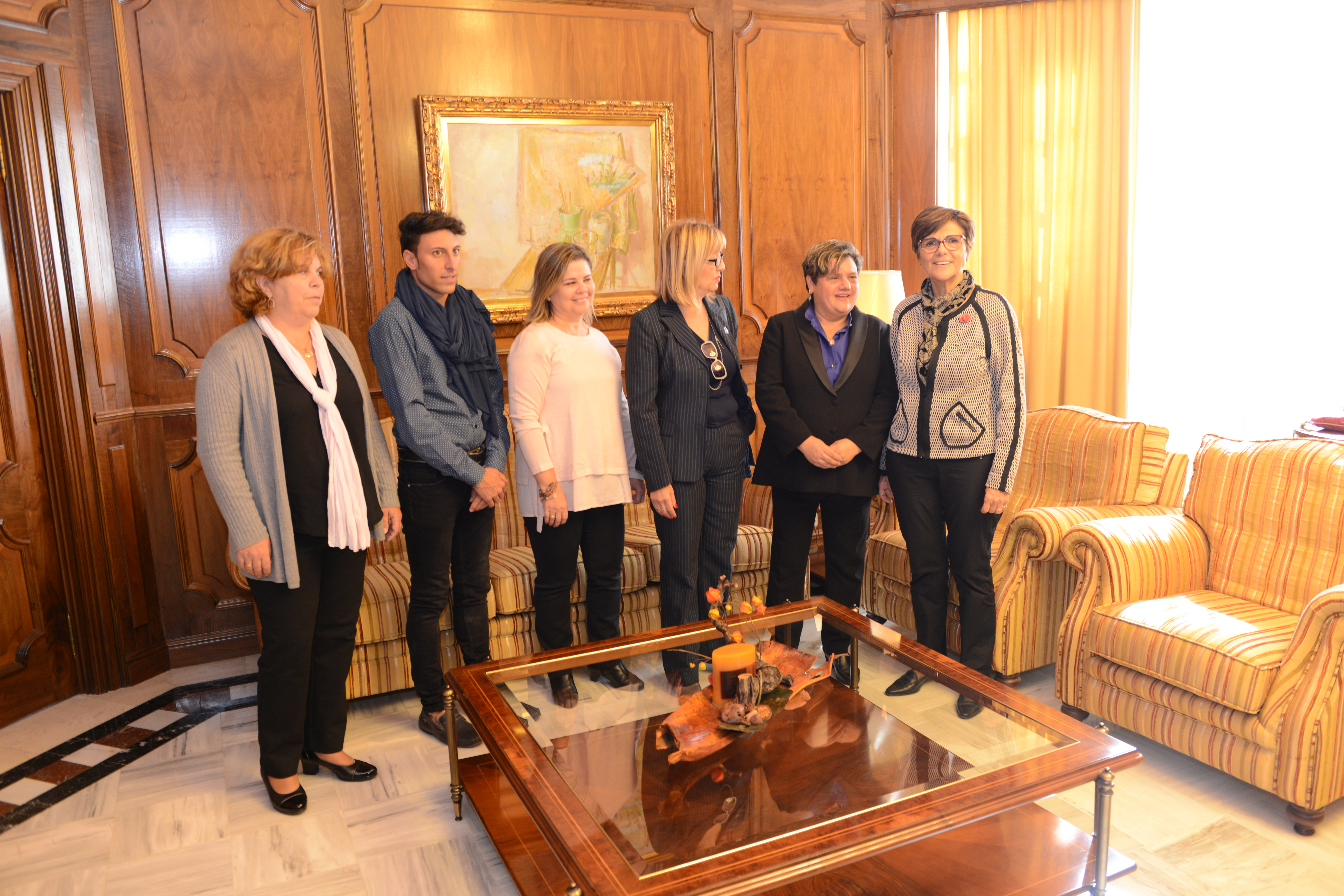 La presidenta de la Asamblea, Rosa Peñalver junto a la directiva de FAMDIF