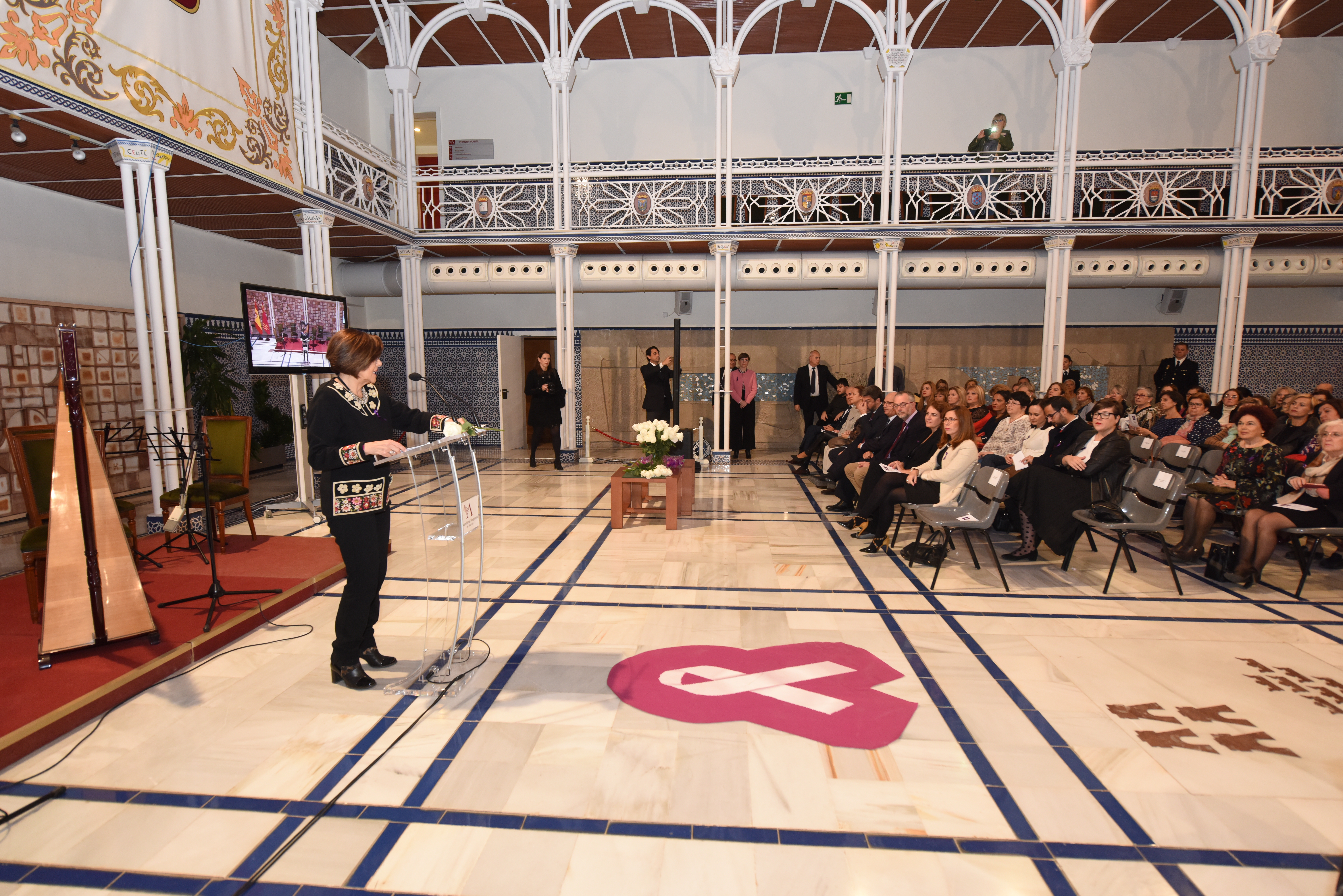 La Asamblea Regional recuerda a las víctimas de violencia de género