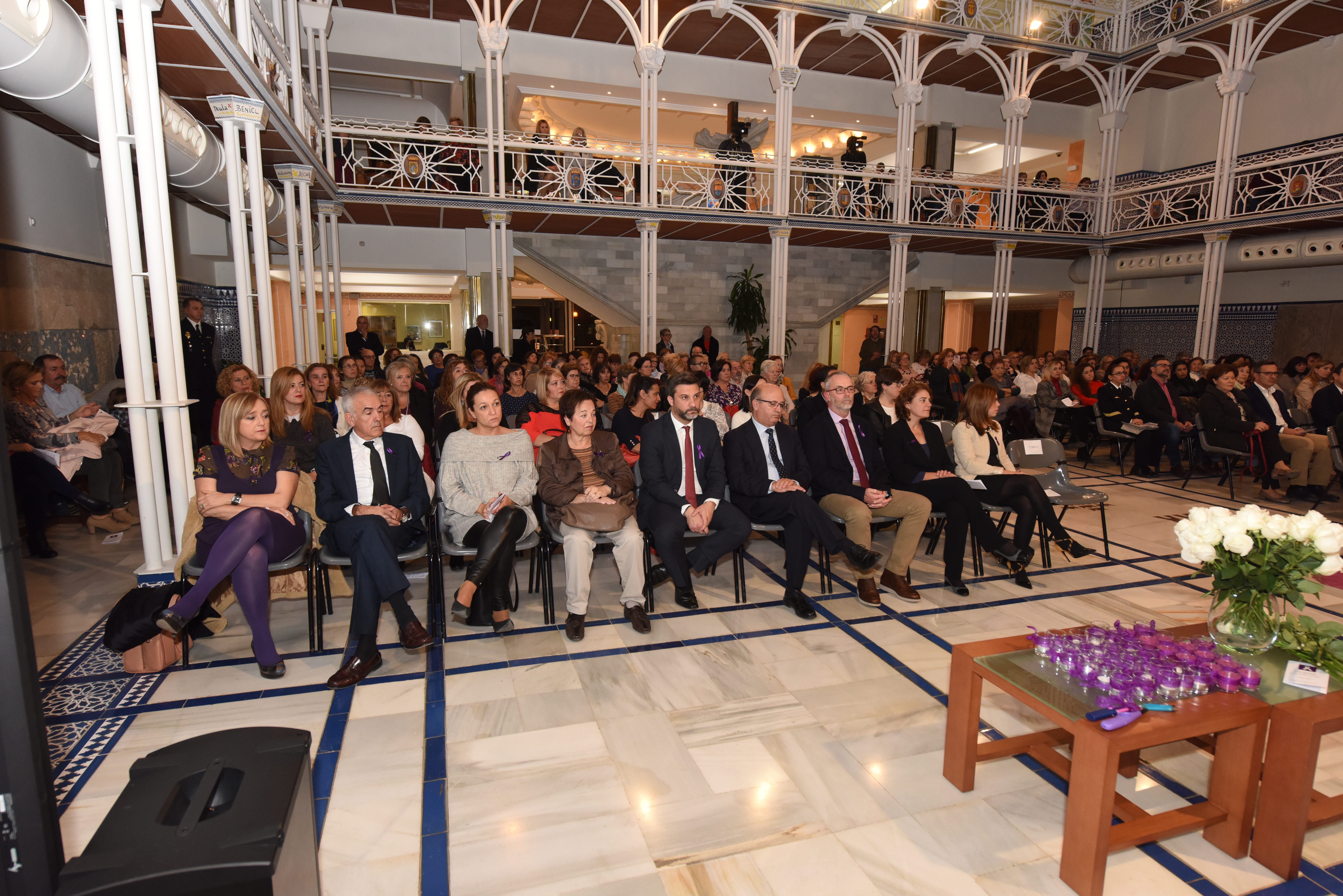 La Asamblea Regional recuerda a las víctimas de violencia de género