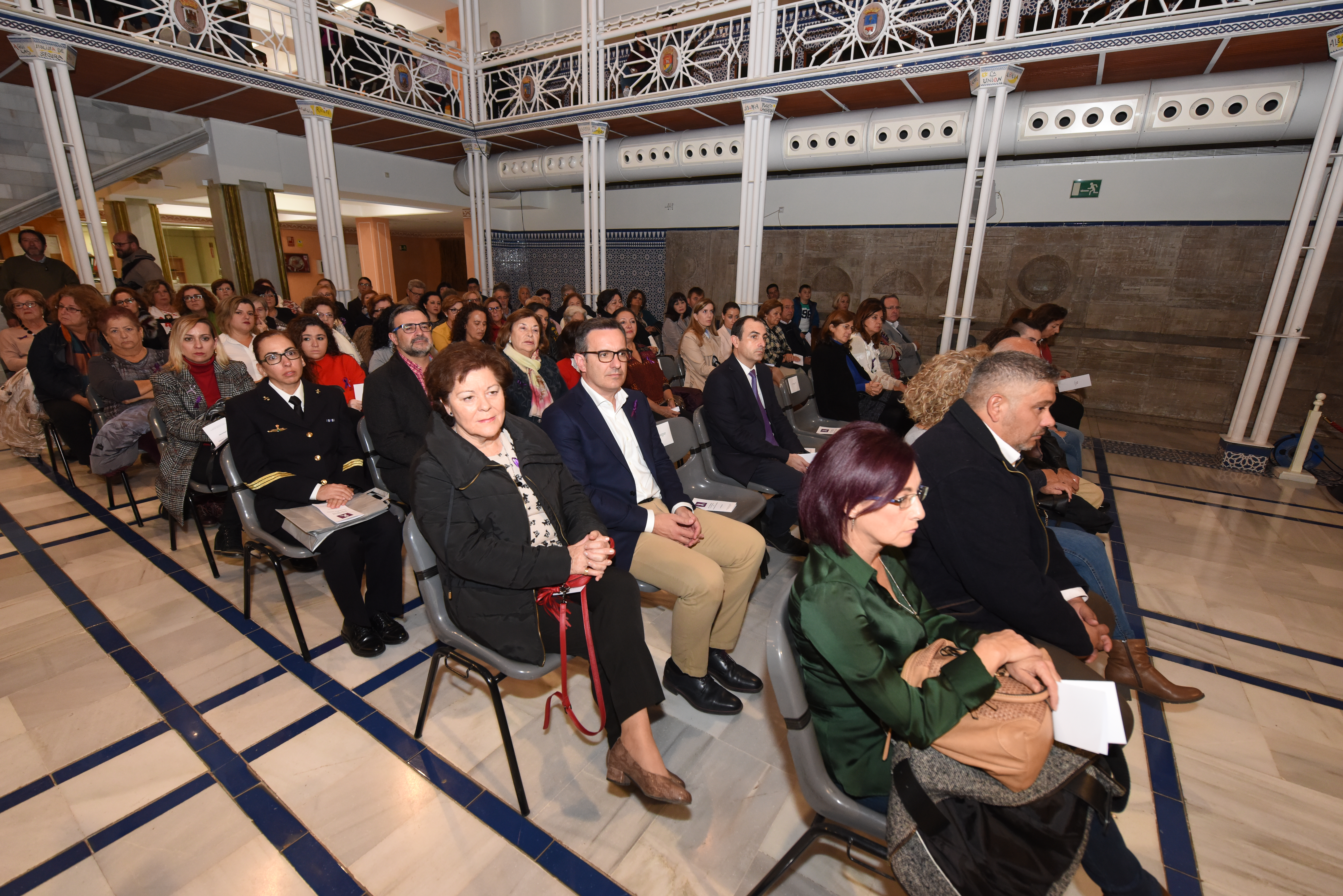 La Asamblea Regional recuerda a las víctimas de violencia de género