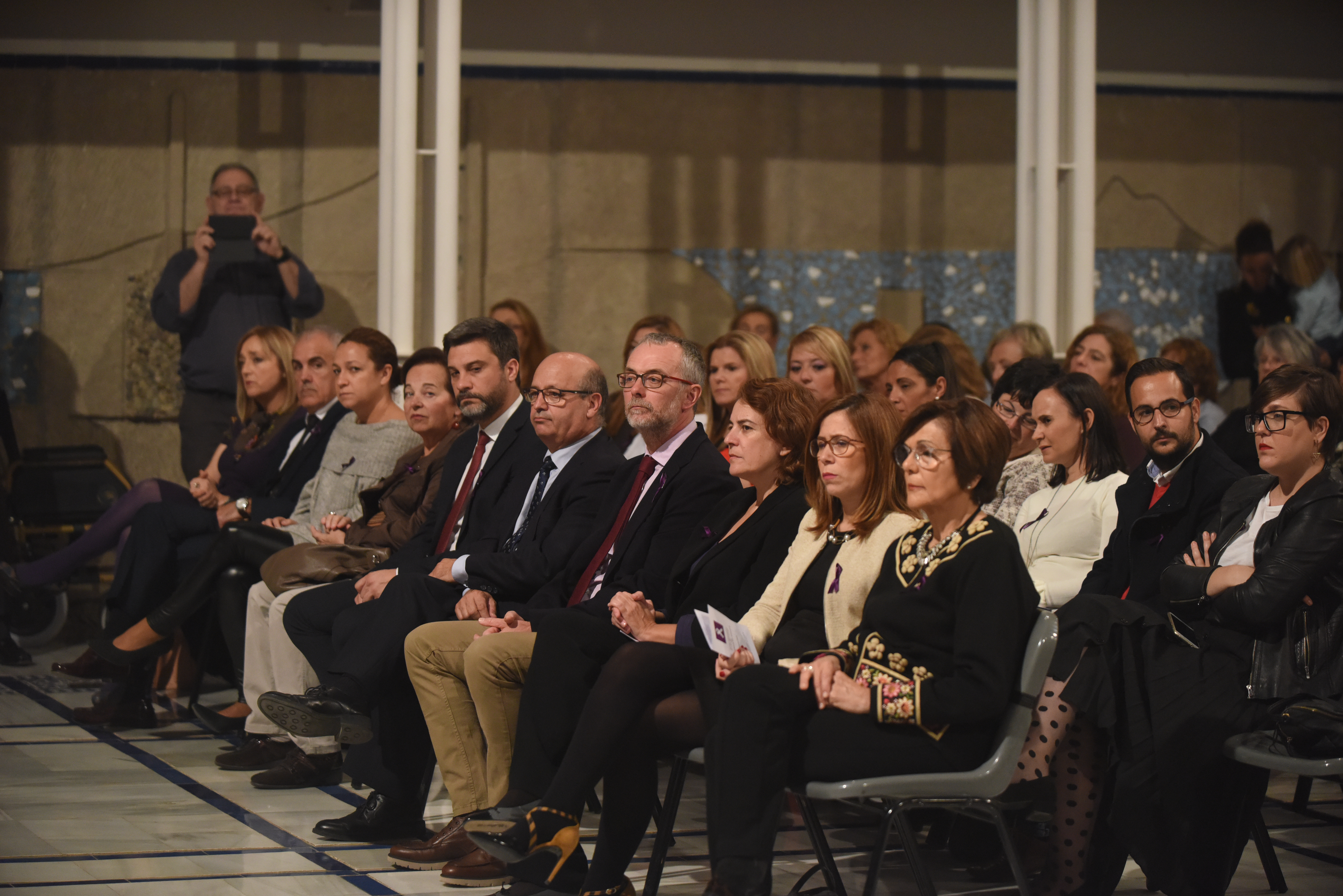 La Asamblea Regional recuerda a las víctimas de violencia de género