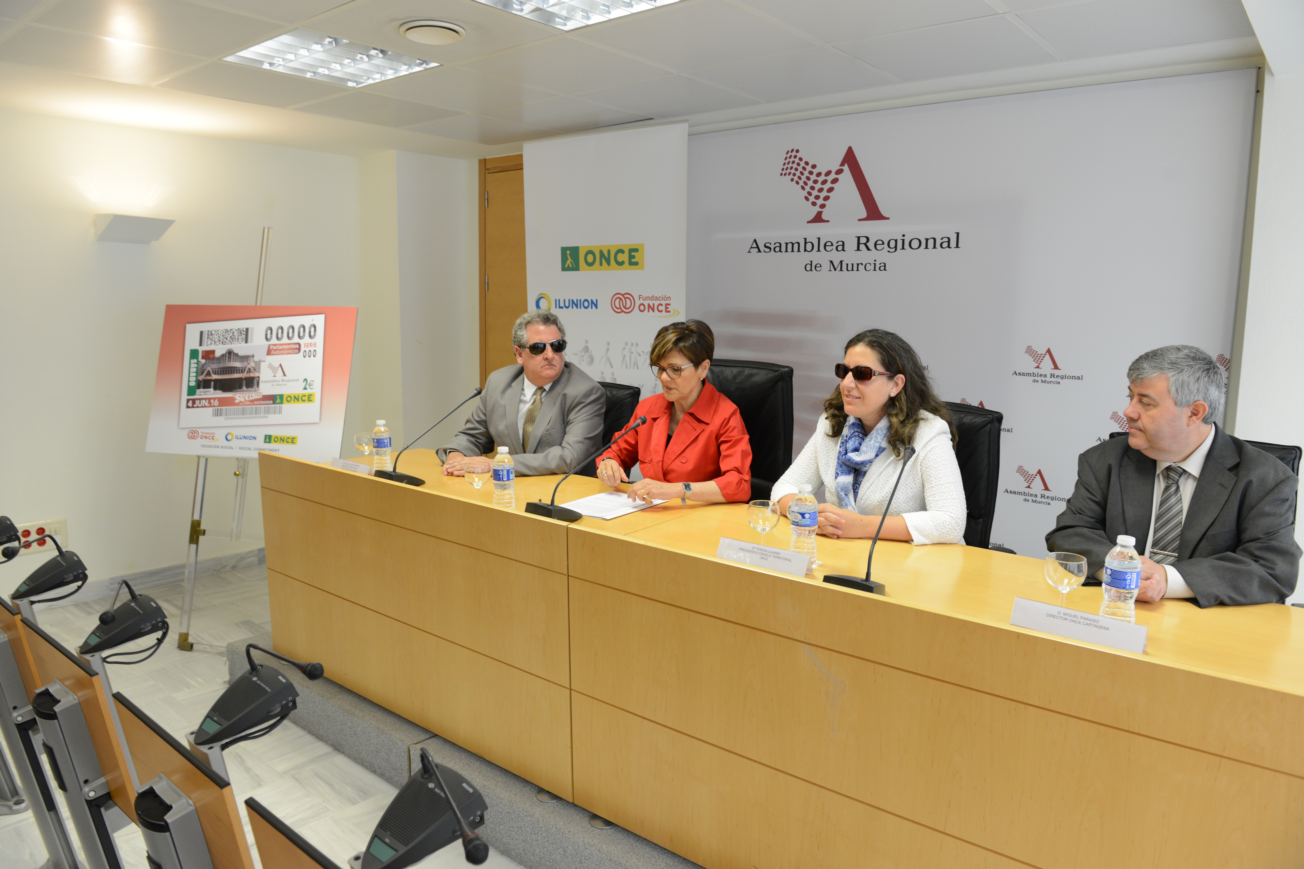 Presentación del cupón de la ONCE dedicado a la Asamblea Regional