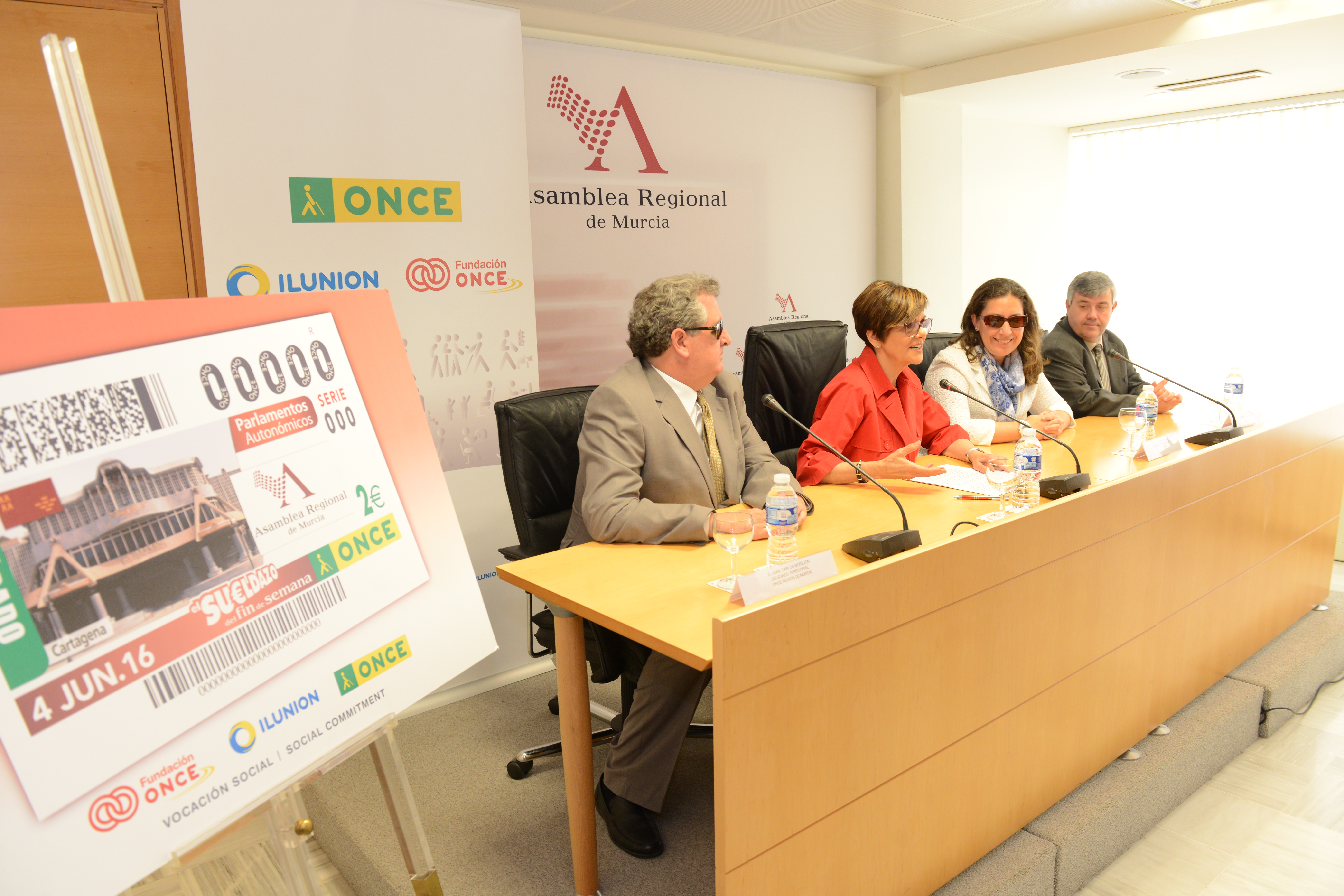 Presentación del cupón de la ONCE dedicado a la Asamblea Regional