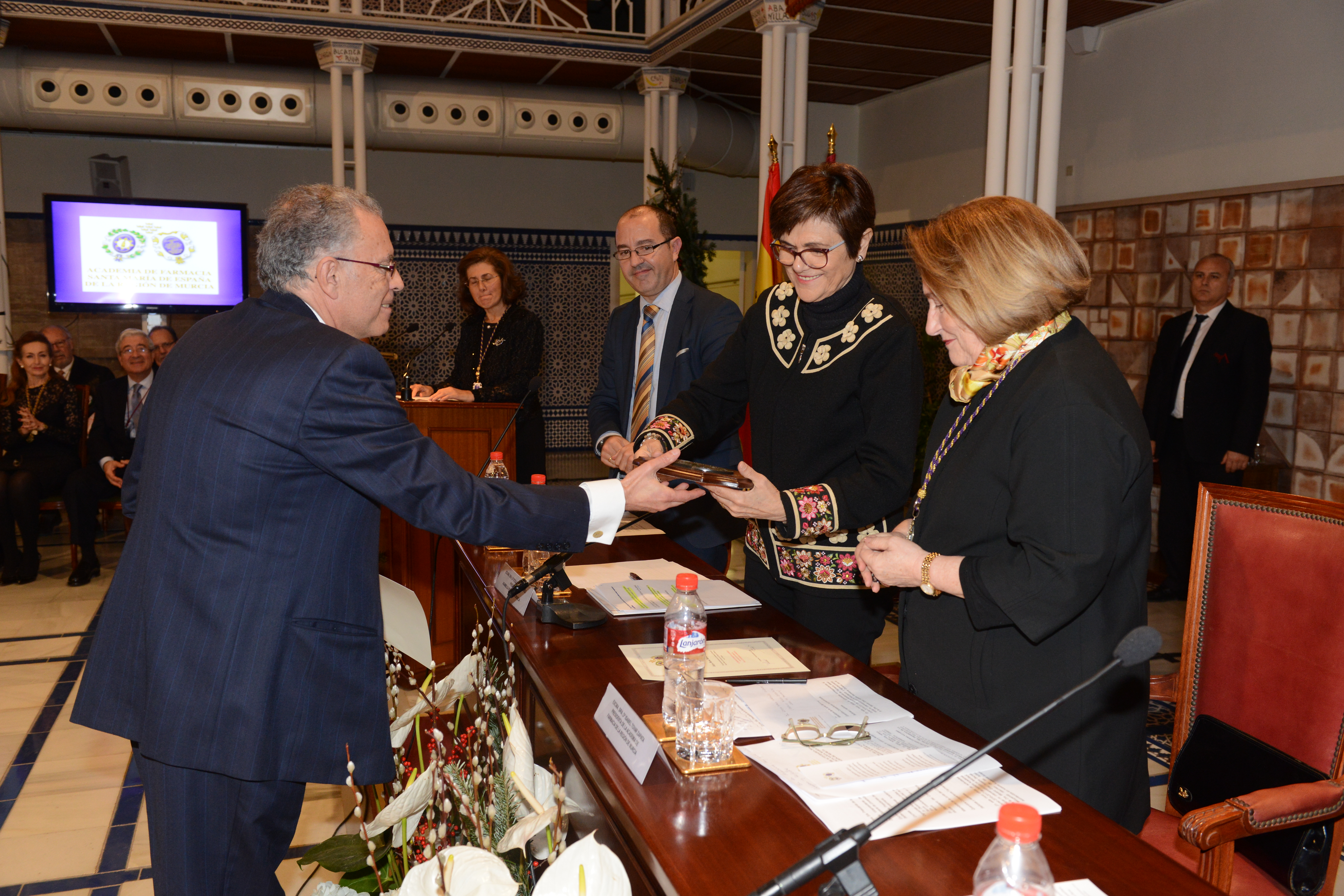 Rosa Peñalver ha presidido el acto de apertura del nuevo curso de la Academia de Farmacia