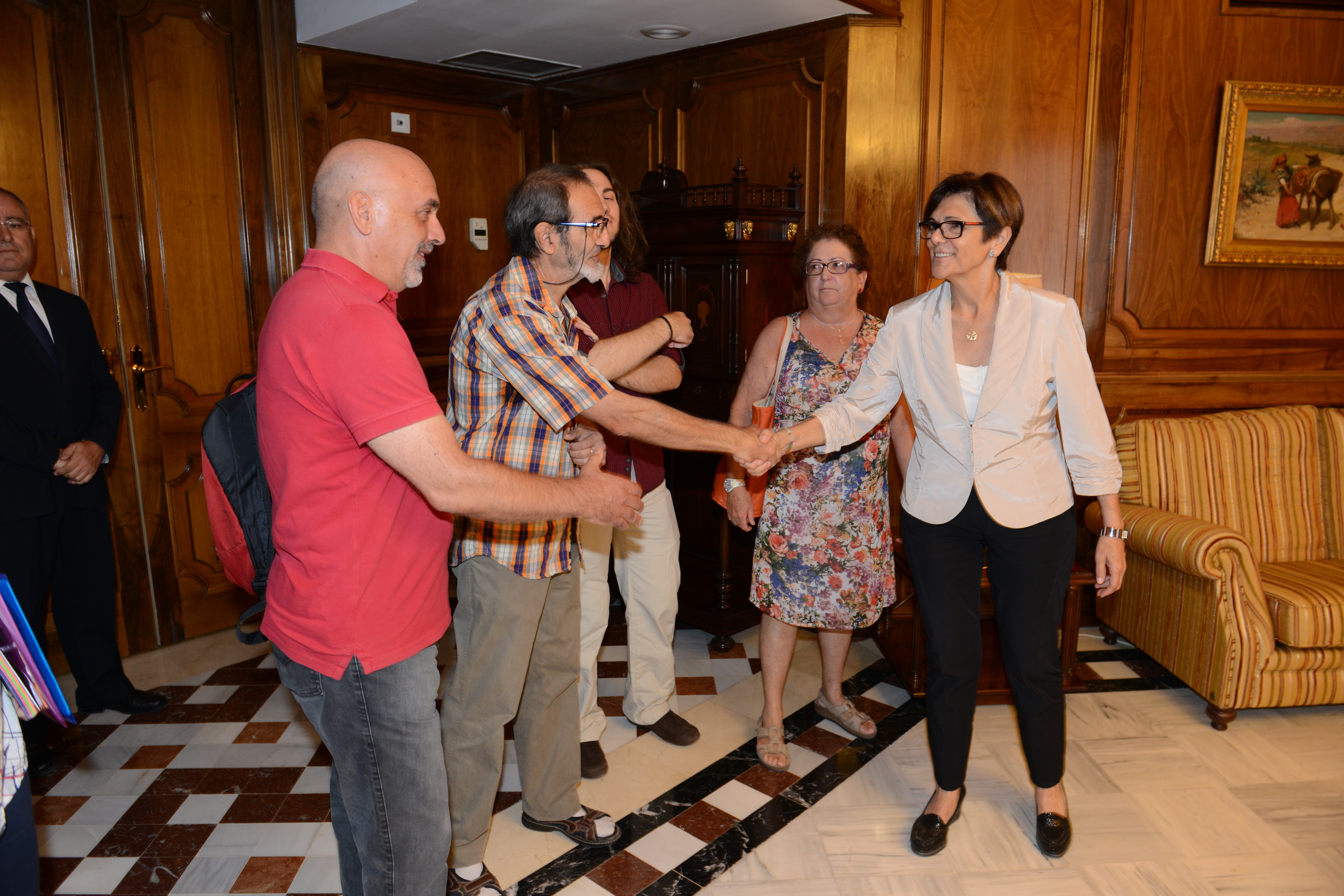 La presidenta de la Asamblea saluda a los representantes de las asociaciones de Memoria Histórica