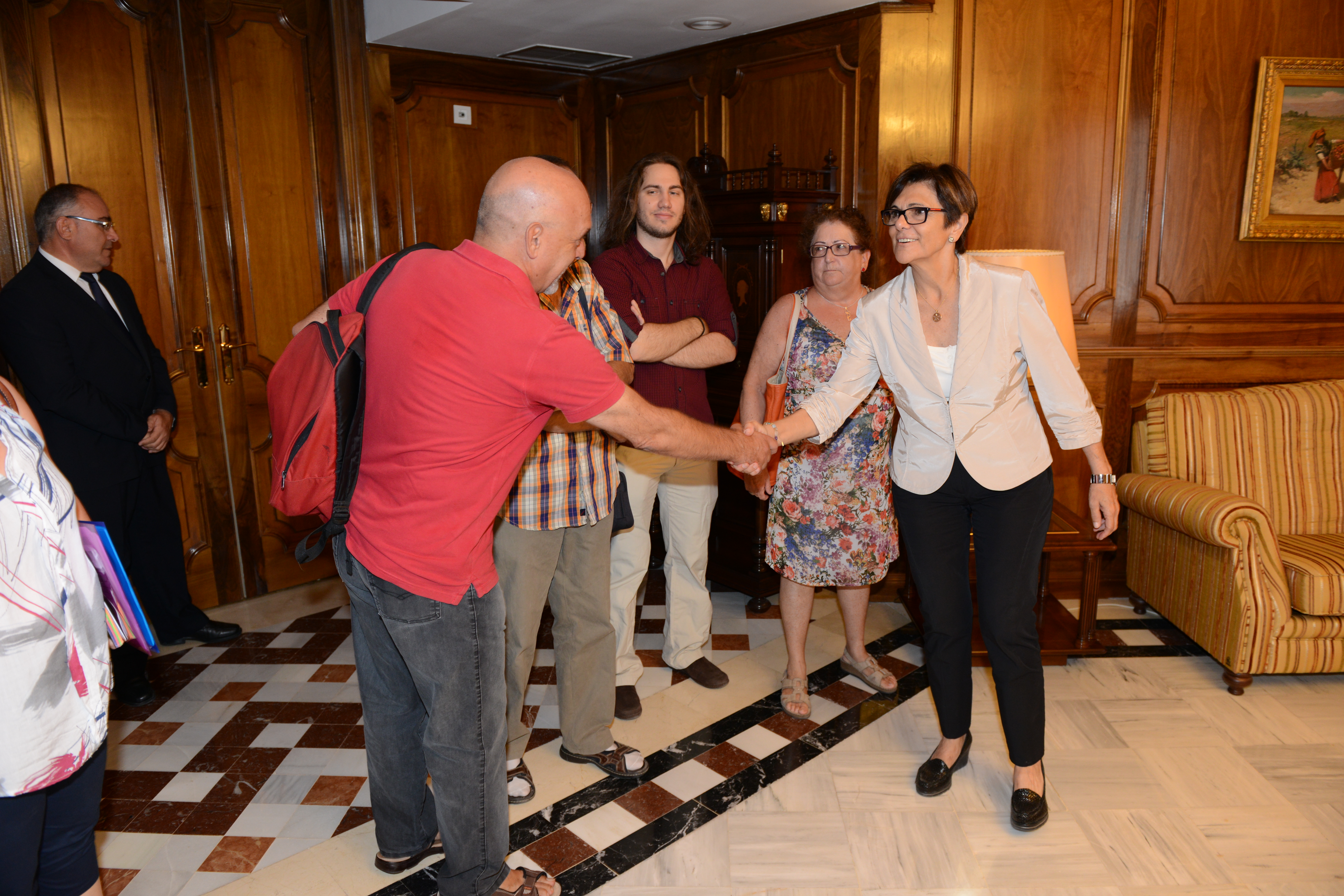 La presidenta de la Asamblea saluda a los representantes de las asociaciones de Memoria Histórica