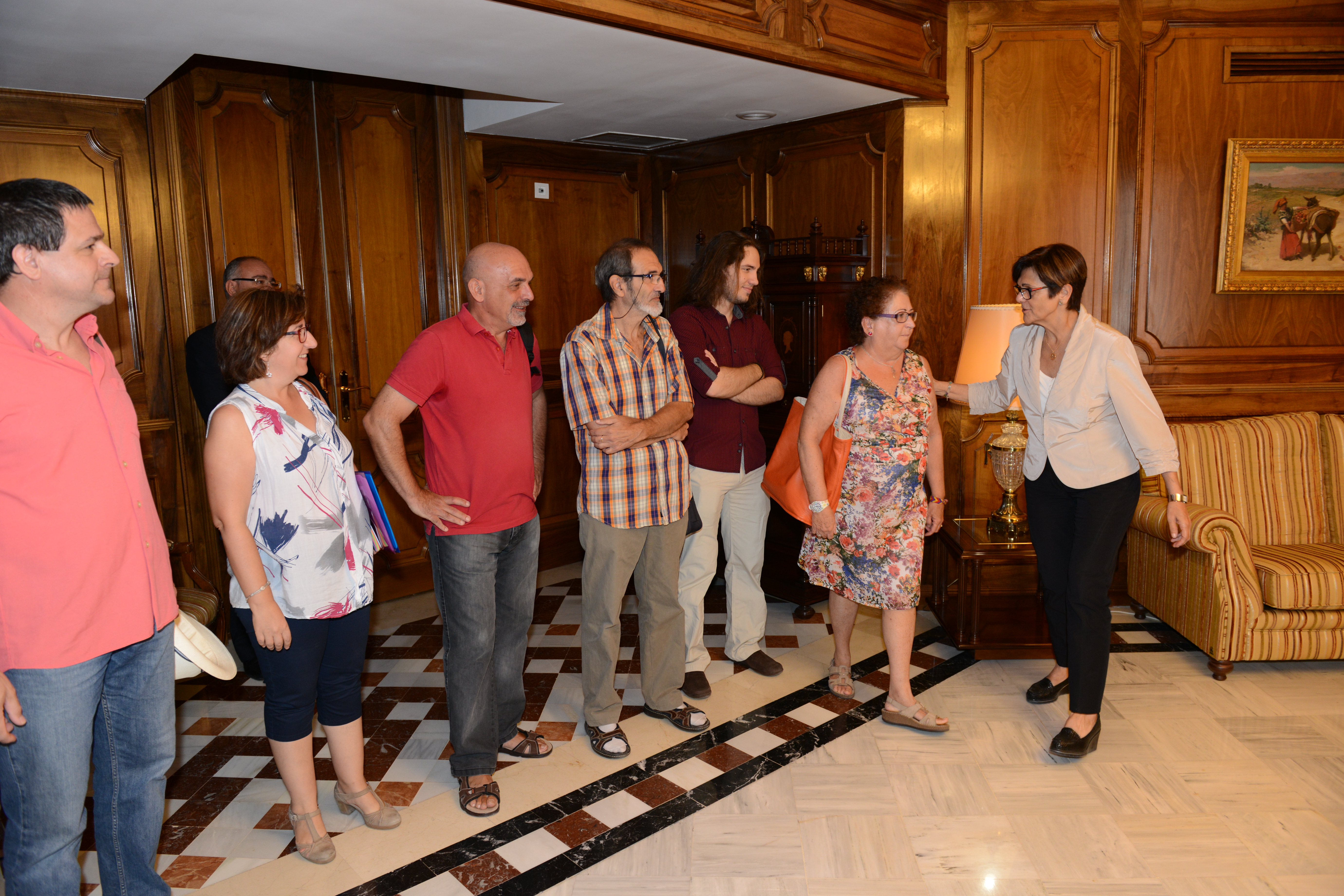 La presidenta de la Asamblea saluda a los representantes de las asociaciones de Memoria Histórica