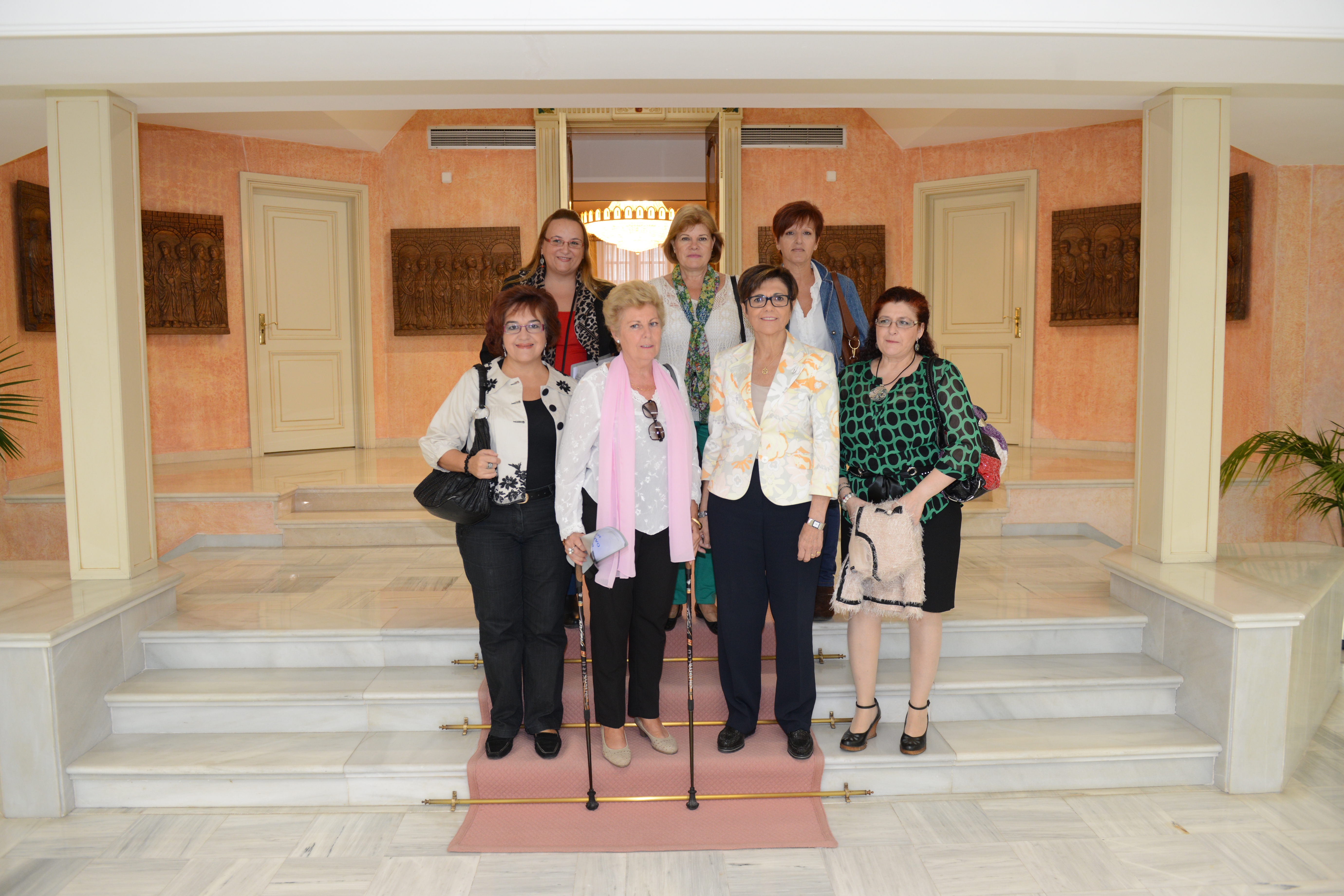 La presidenta de la Asamblea Regional, Rosa Peñalver con la junta directiva de AFIBROCAR.