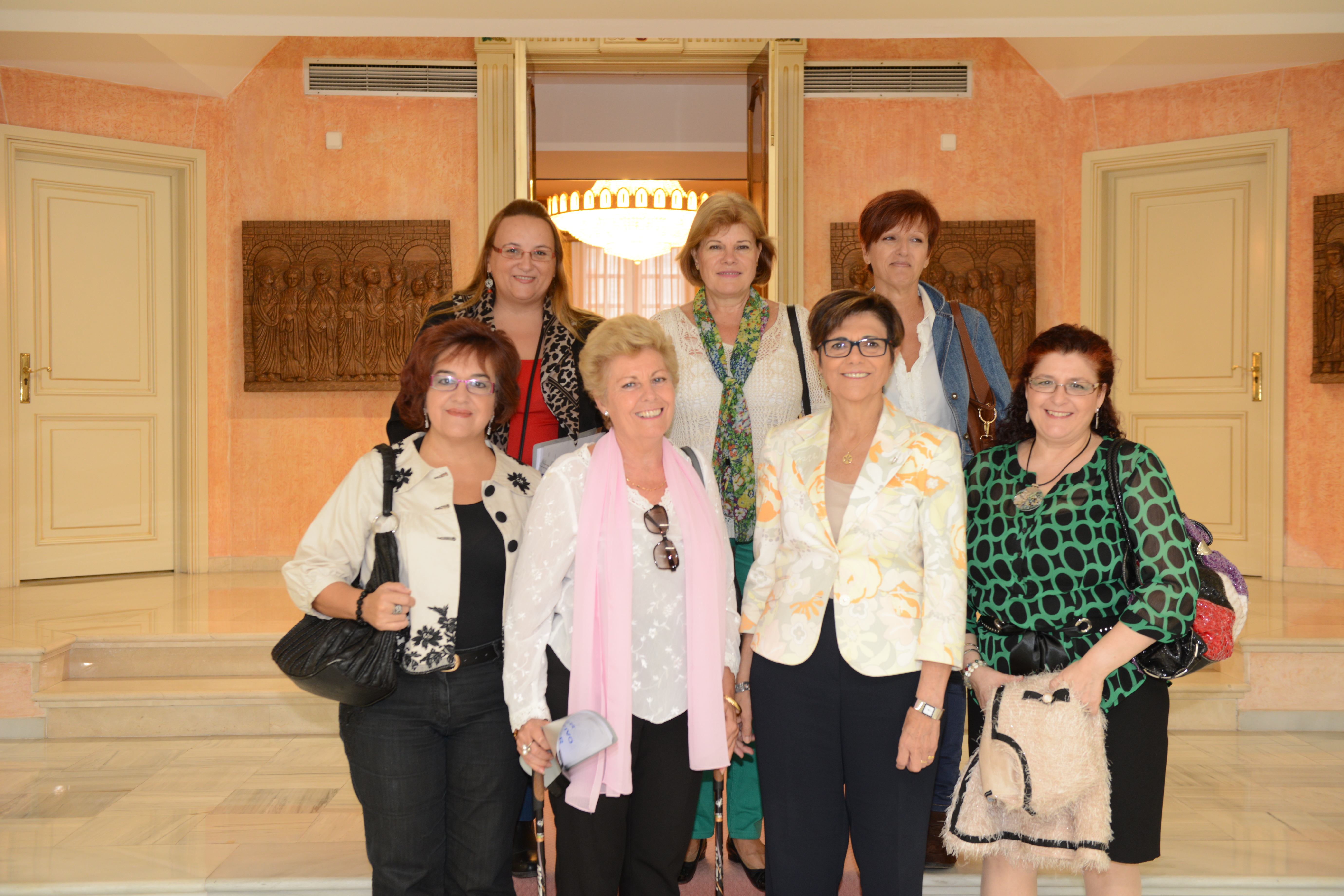 La presidenta de la Asamblea Regional, Rosa Peñalver con la junta directiva de AFIBROCAR.