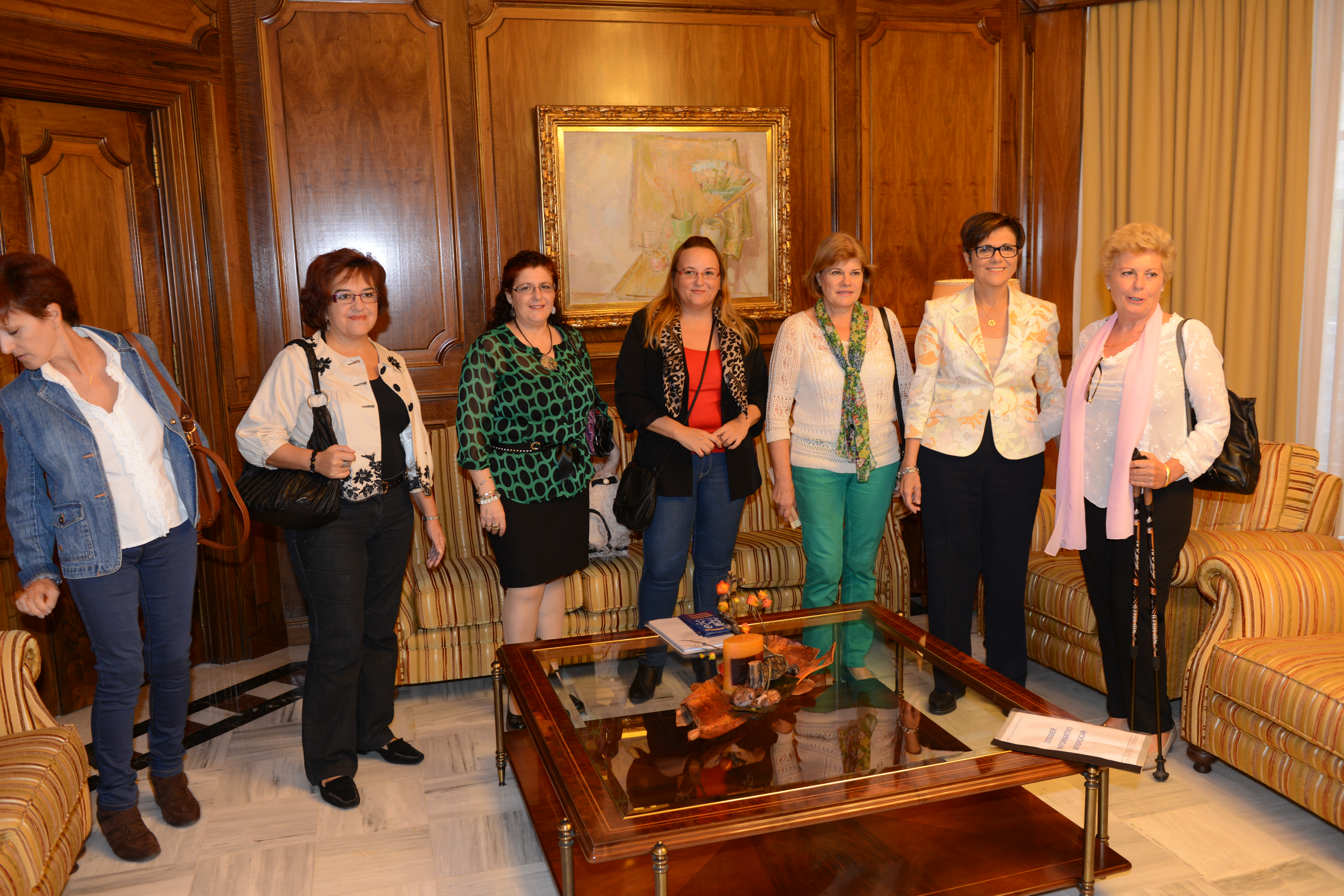 La presidenta de la Asamblea Regional, Rosa Peñalver con la junta directiva de AFIBROCAR.