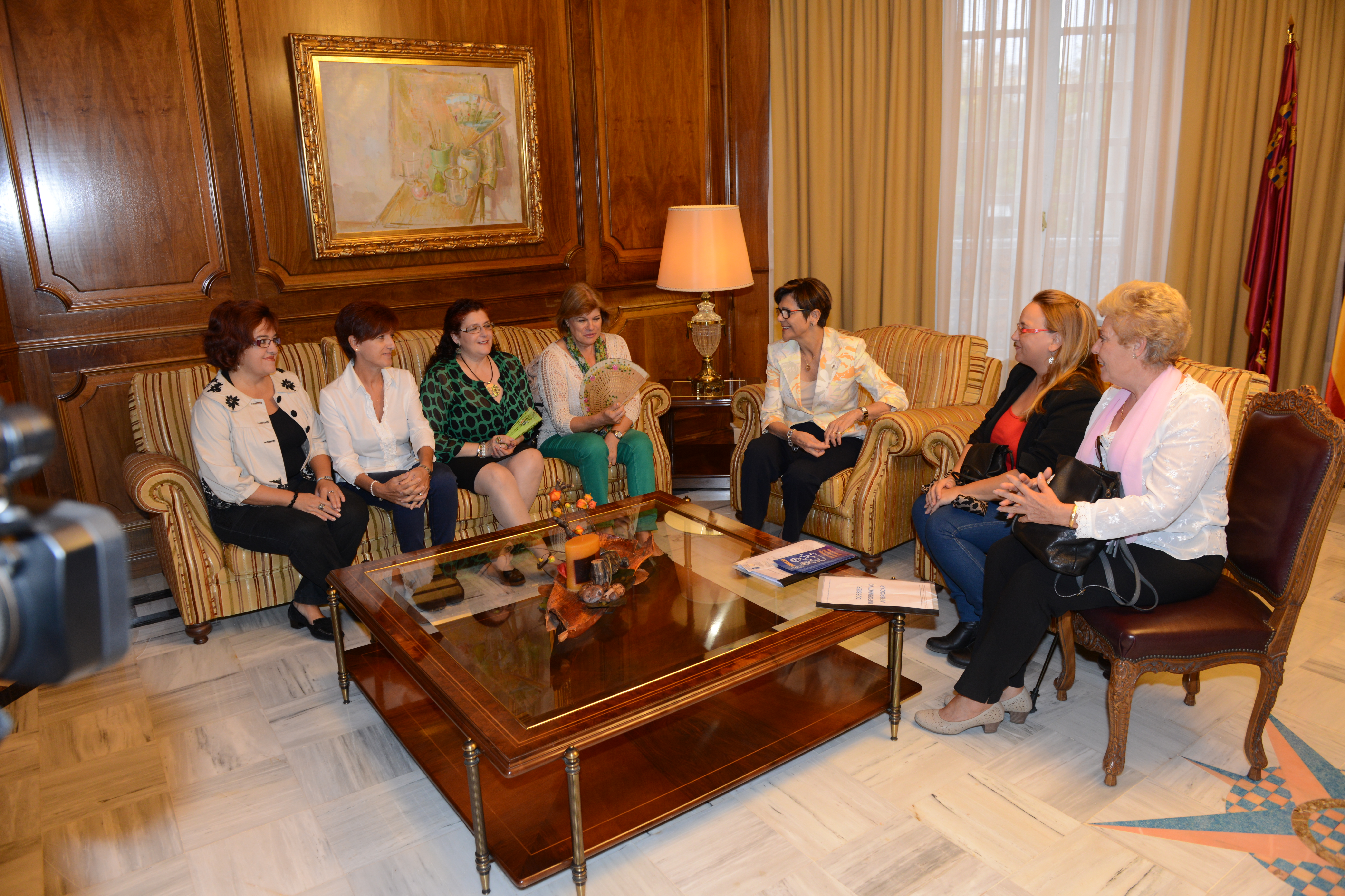 La presidenta de la Asamblea Regional, Rosa Peñalver con la junta directiva de AFIBROCAR.