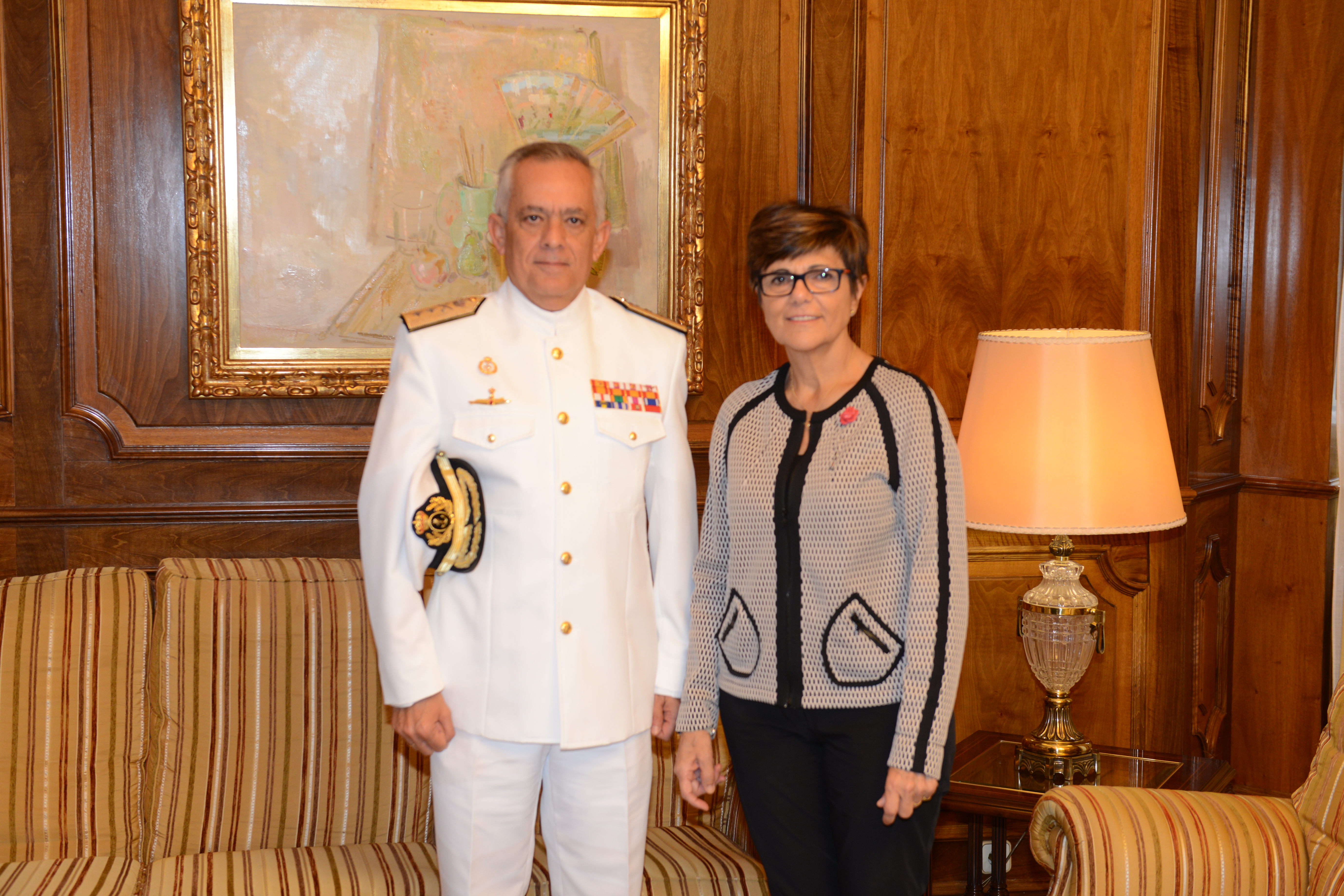 La presidenta de la Asamblea, Rosa Peñalver, con el almirante jefe del Arsenal Militar de Cartagena, Marcial Gamboa Pérez Pardo