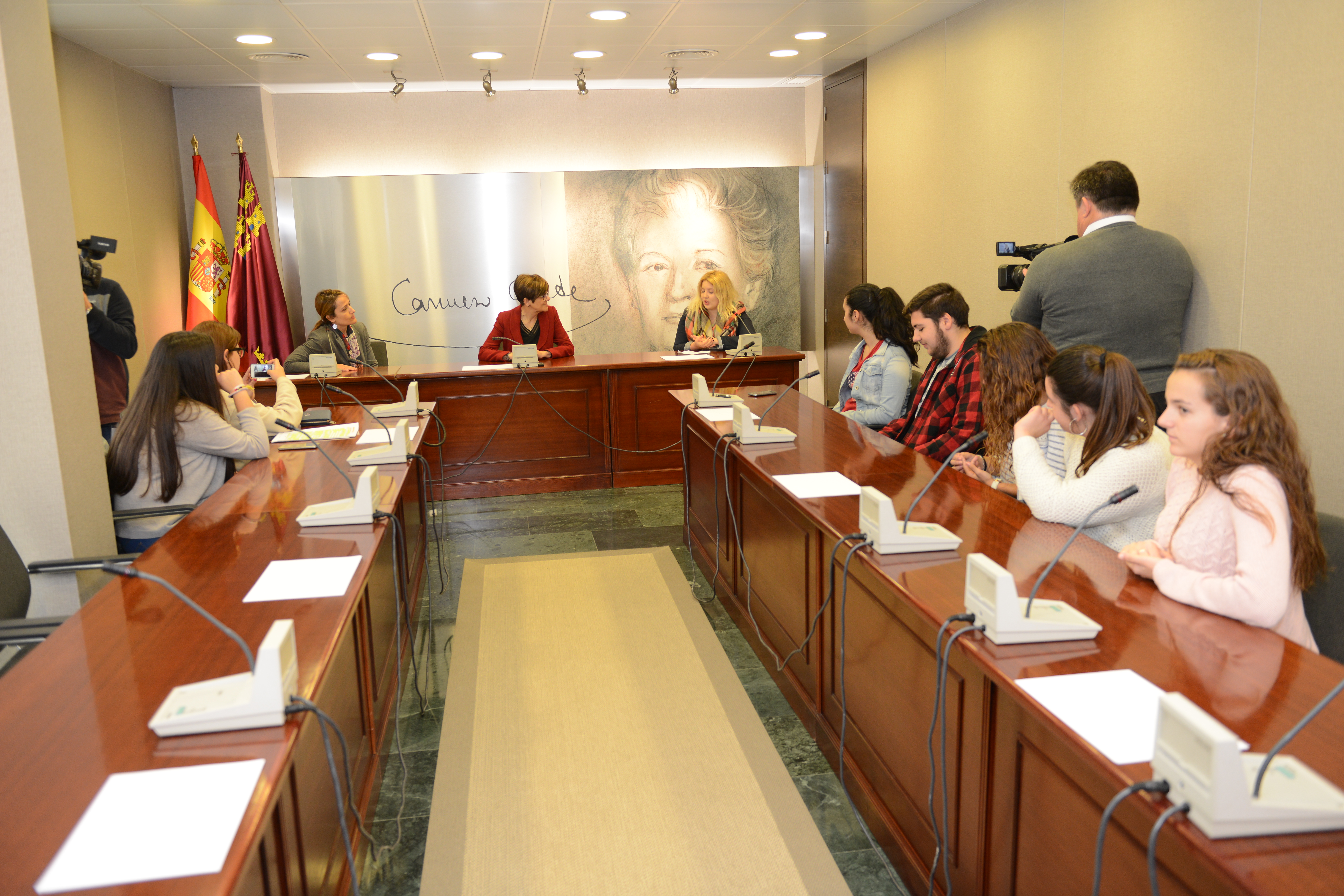 Alumnos del IES Isaac Peral entrevistan a la presidenta dentro del concurso Euroscola