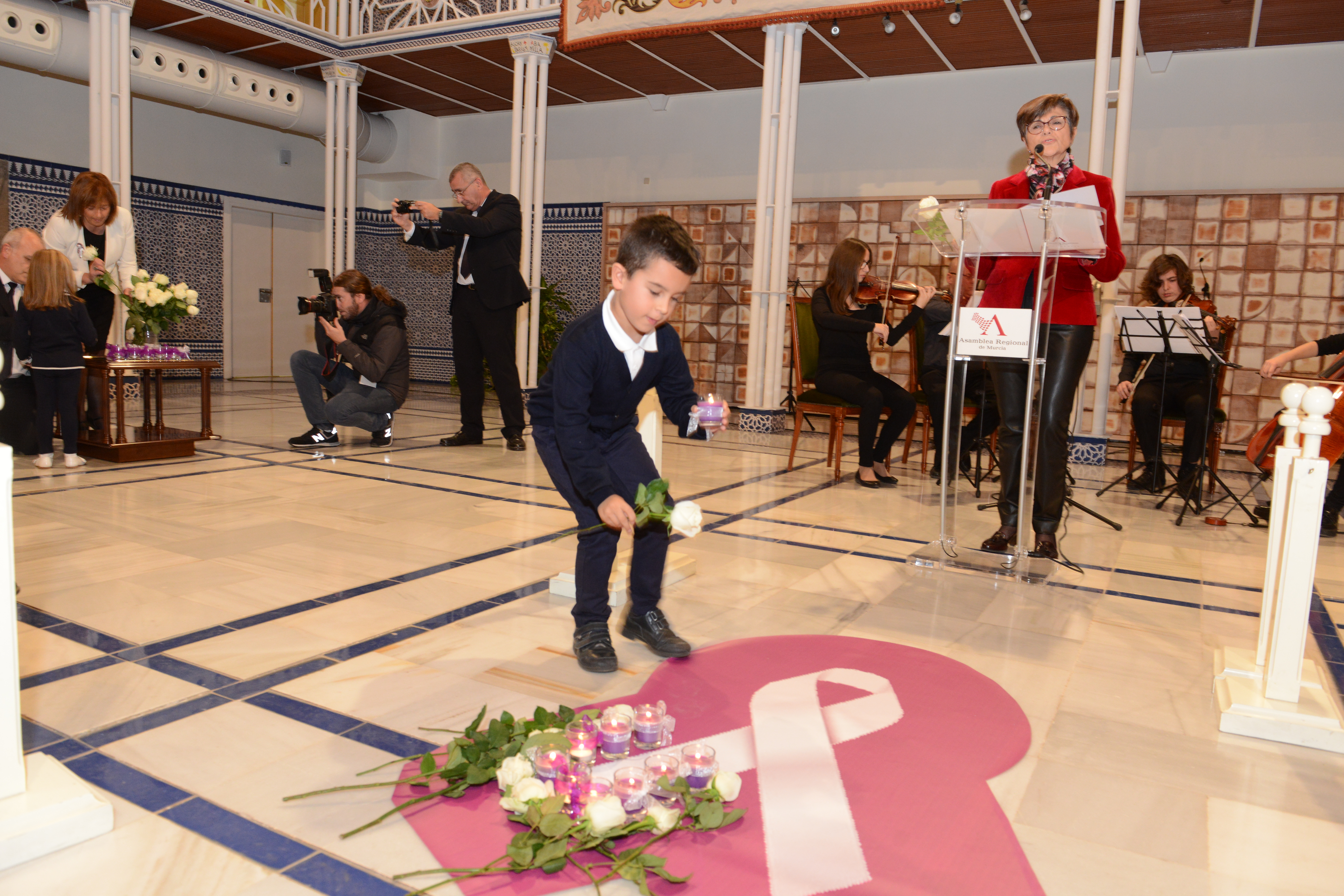 Imágenes del acto en memoria de las víctimas de violencia de género