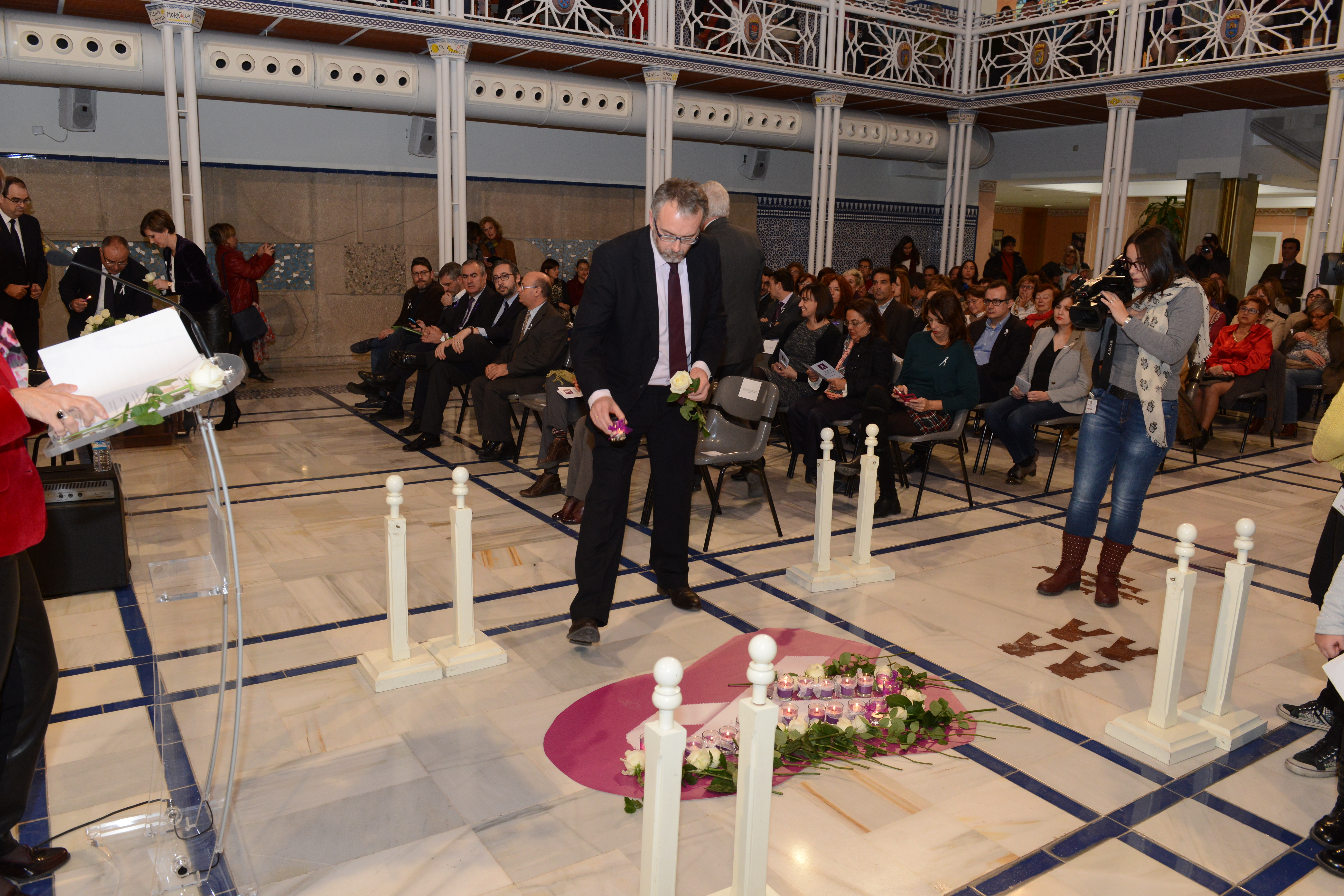 Imágenes del acto en memoria de las víctimas de violencia de género