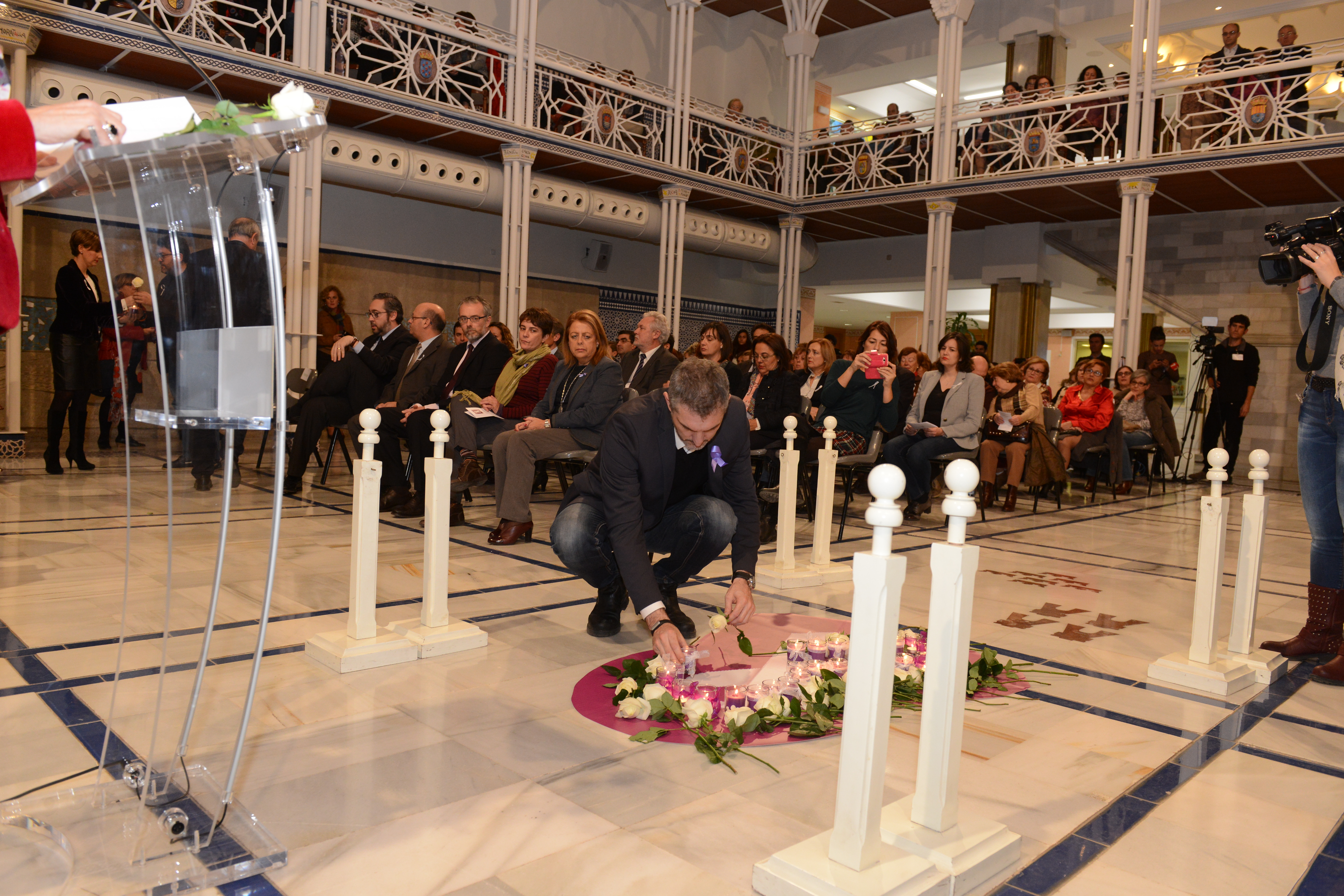 Imágenes del acto en memoria de las víctimas de violencia de género