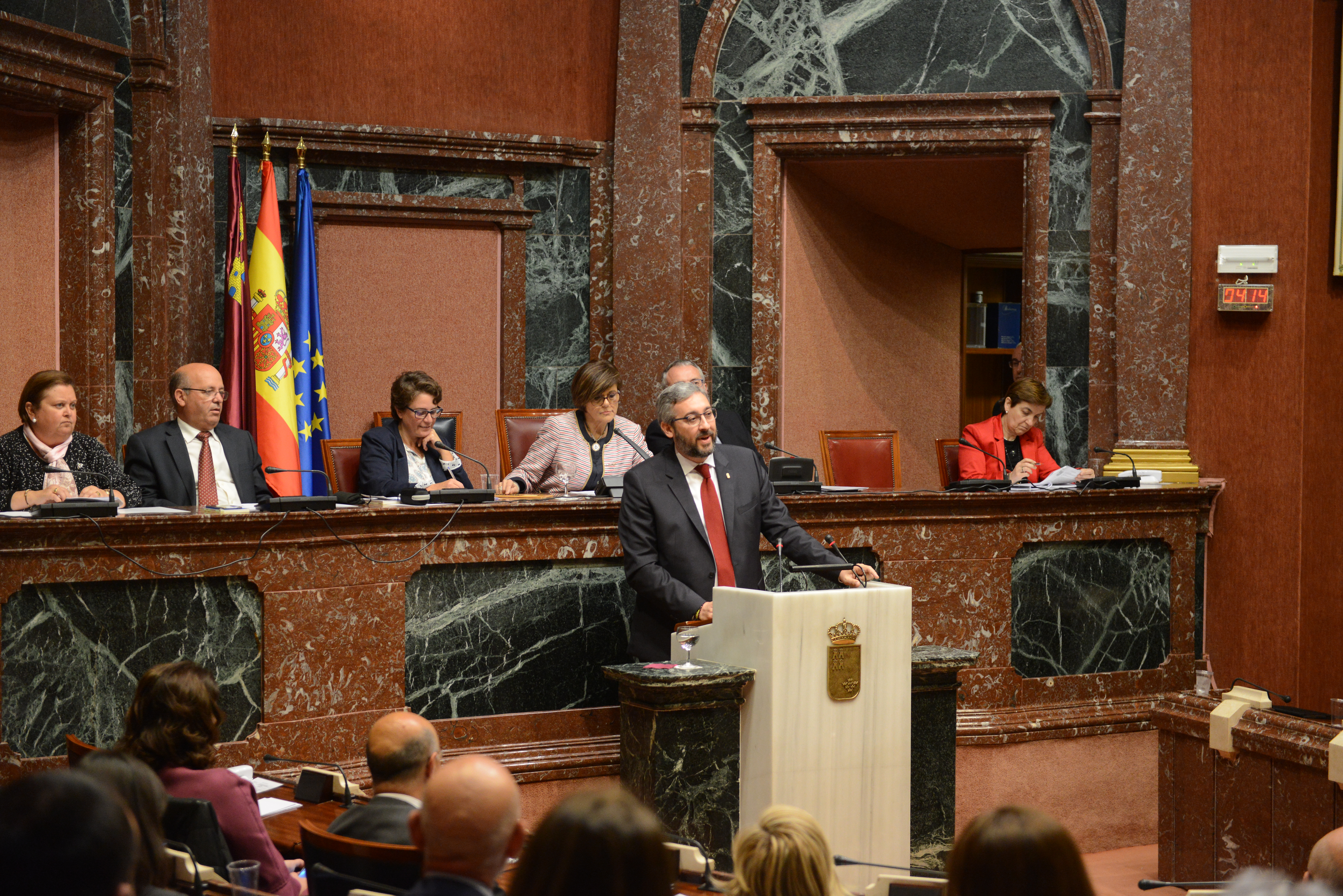 Víctor Manuel Martínez Muñoz, portavoz del Grupo Parlamentario Popular, interviene en una de las sesiones del debate de investidura de Fernando López Miras