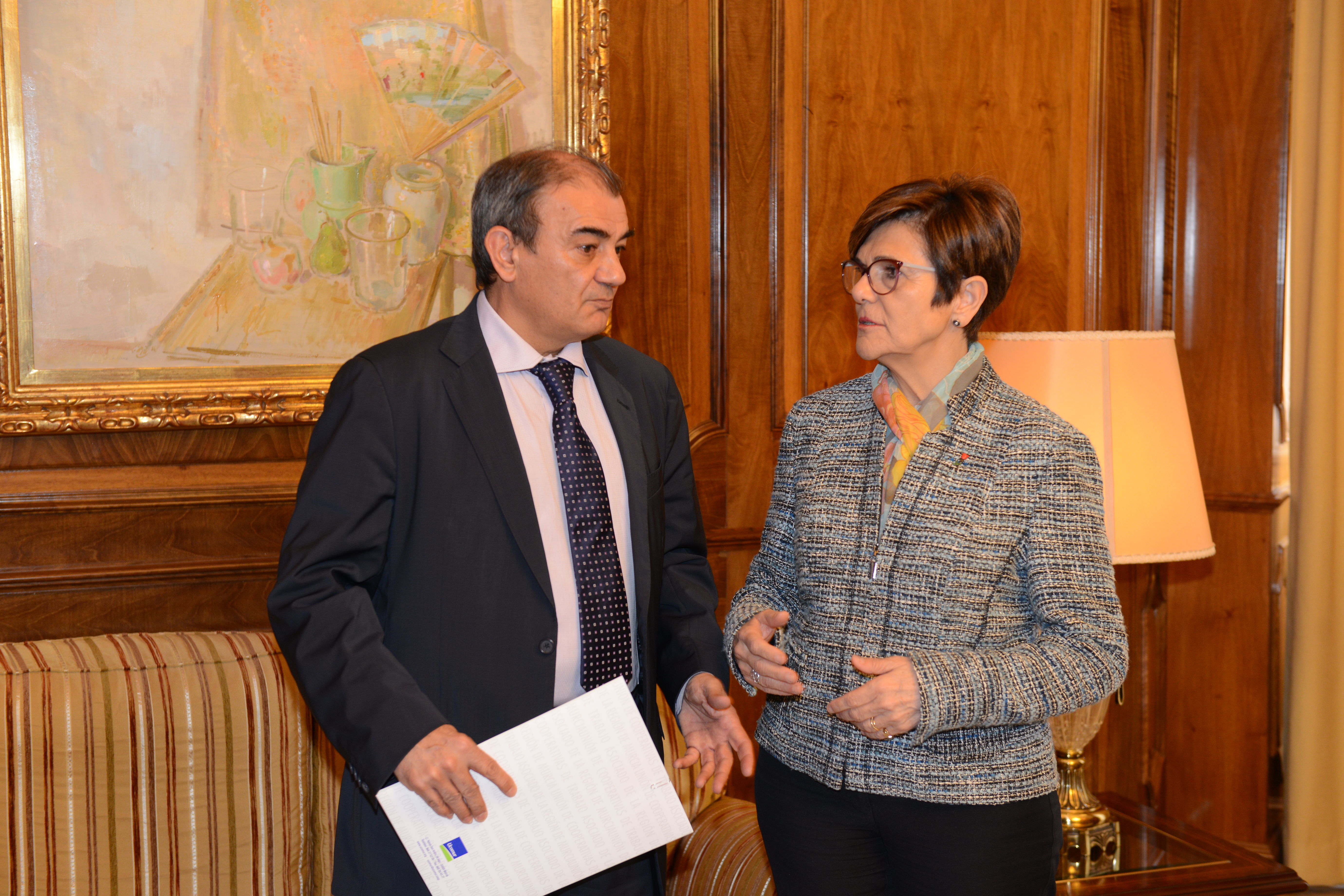 La presidenta de la Asamblea, Rosa Peñalver junto a Juan Antonio Pedreño, presidente de UCOMUR.