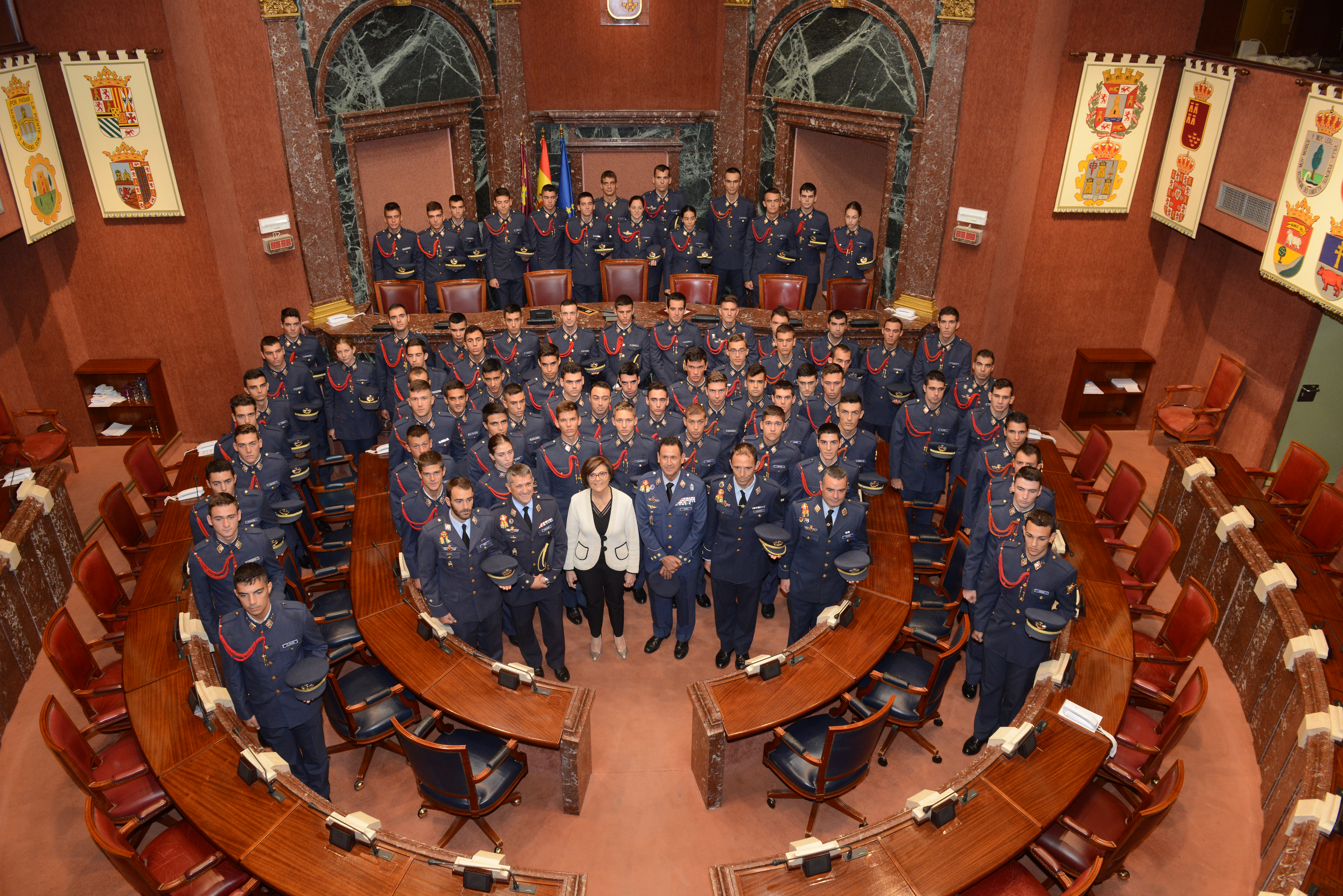Alumnos de segundo curso del Cuerpo General del Ejército del Aire han visitado la Asamblea Regional de Murcia junto con el coronel director de la Academia General del Aire, Miguel Ivorra Ruiz, y tres de sus profesores