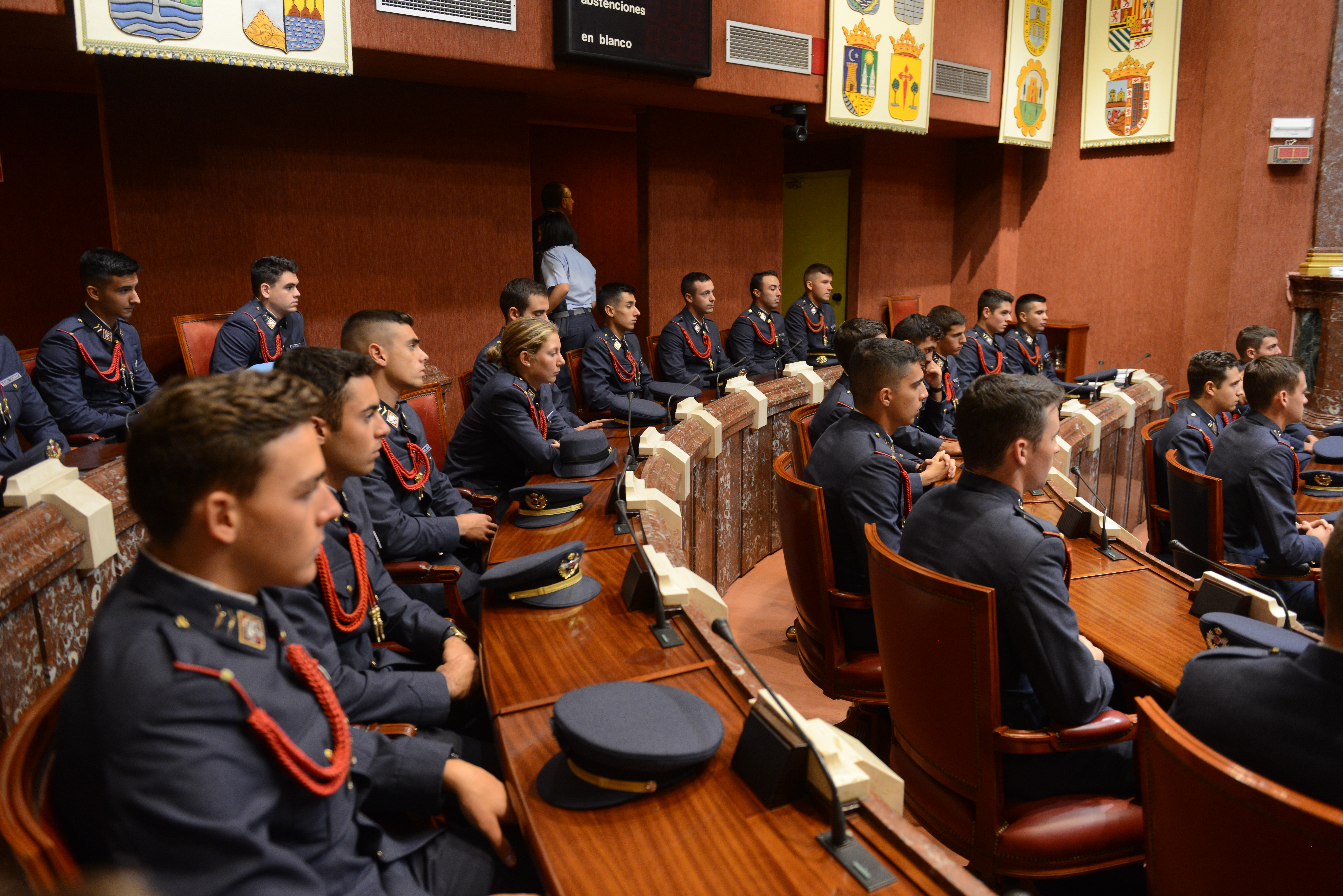 Alumnos de segundo curso del Cuerpo General del Ejército del Aire han visitado la Asamblea Regional de Murcia junto con el coronel director de la Academia General del Aire, Miguel Ivorra Ruiz, y tres de sus profesores