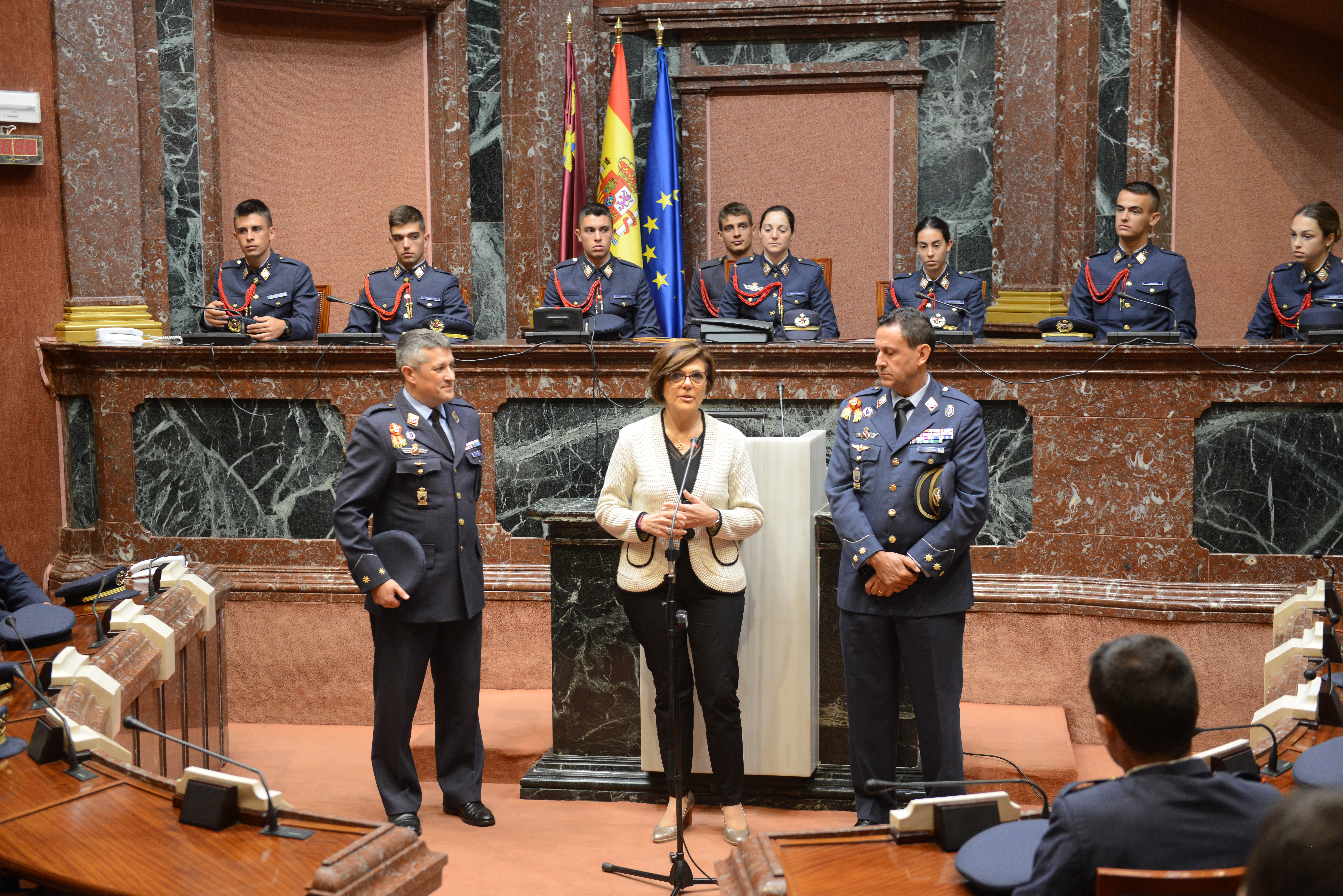 Alumnos de segundo curso del Cuerpo General del Ejército del Aire han visitado la Asamblea Regional de Murcia junto con el coronel director de la Academia General del Aire, Miguel Ivorra Ruiz, y tres de sus profesores