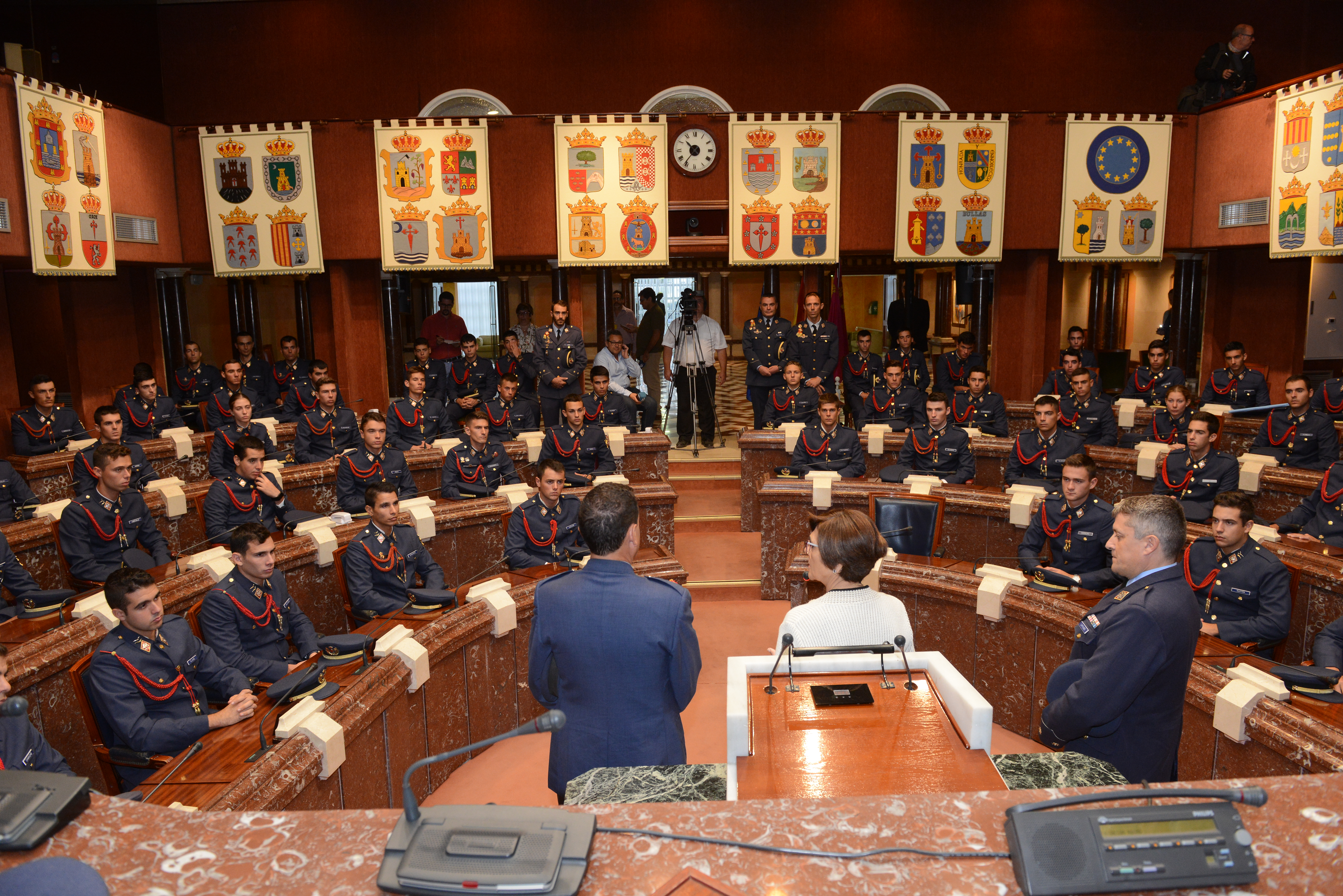 Alumnos de segundo curso del Cuerpo General del Ejército del Aire han visitado la Asamblea Regional de Murcia junto con el coronel director de la Academia General del Aire, Miguel Ivorra Ruiz, y tres de sus profesores