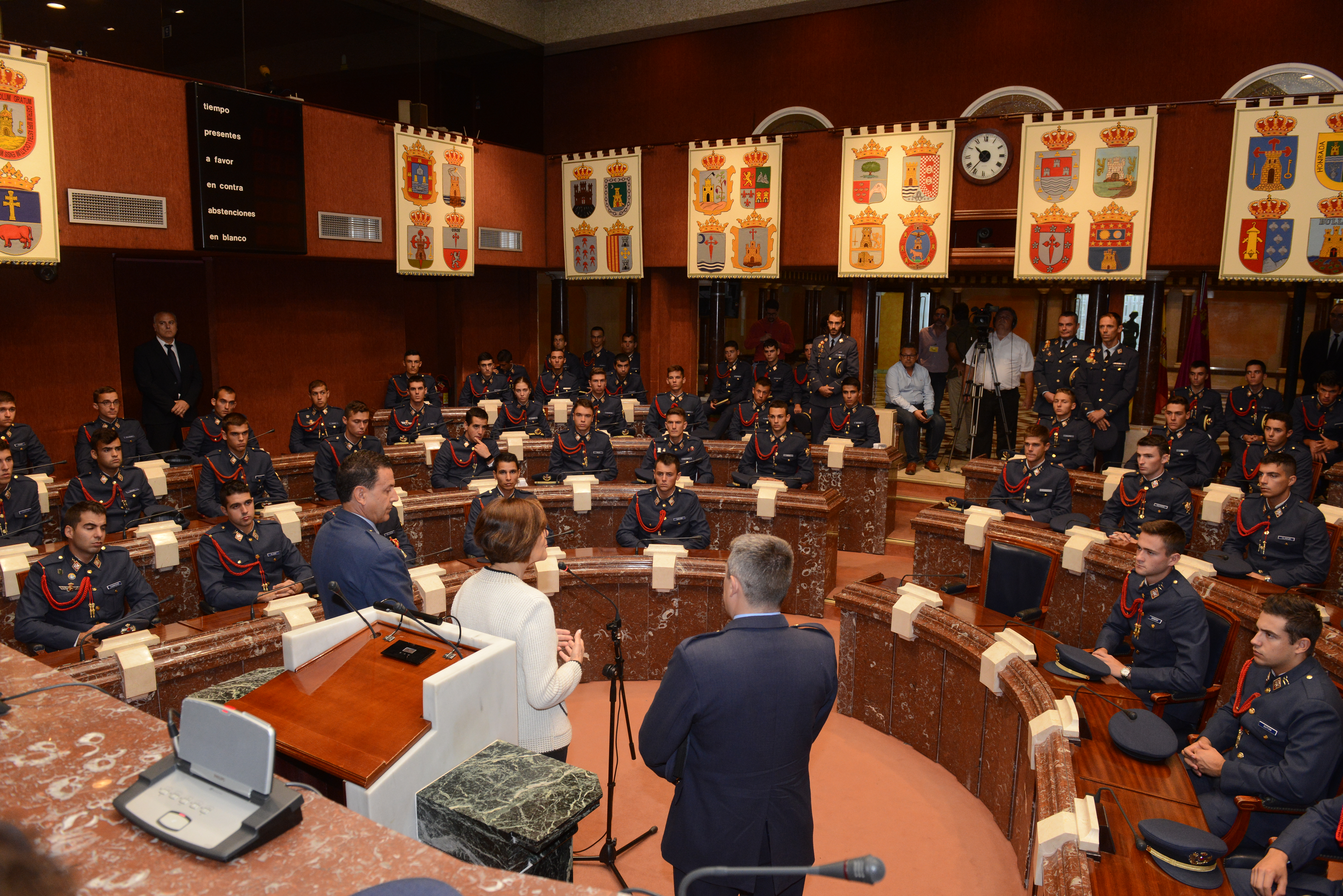 Alumnos de segundo curso del Cuerpo General del Ejército del Aire han visitado la Asamblea Regional de Murcia junto con el coronel director de la Academia General del Aire, Miguel Ivorra Ruiz, y tres de sus profesores