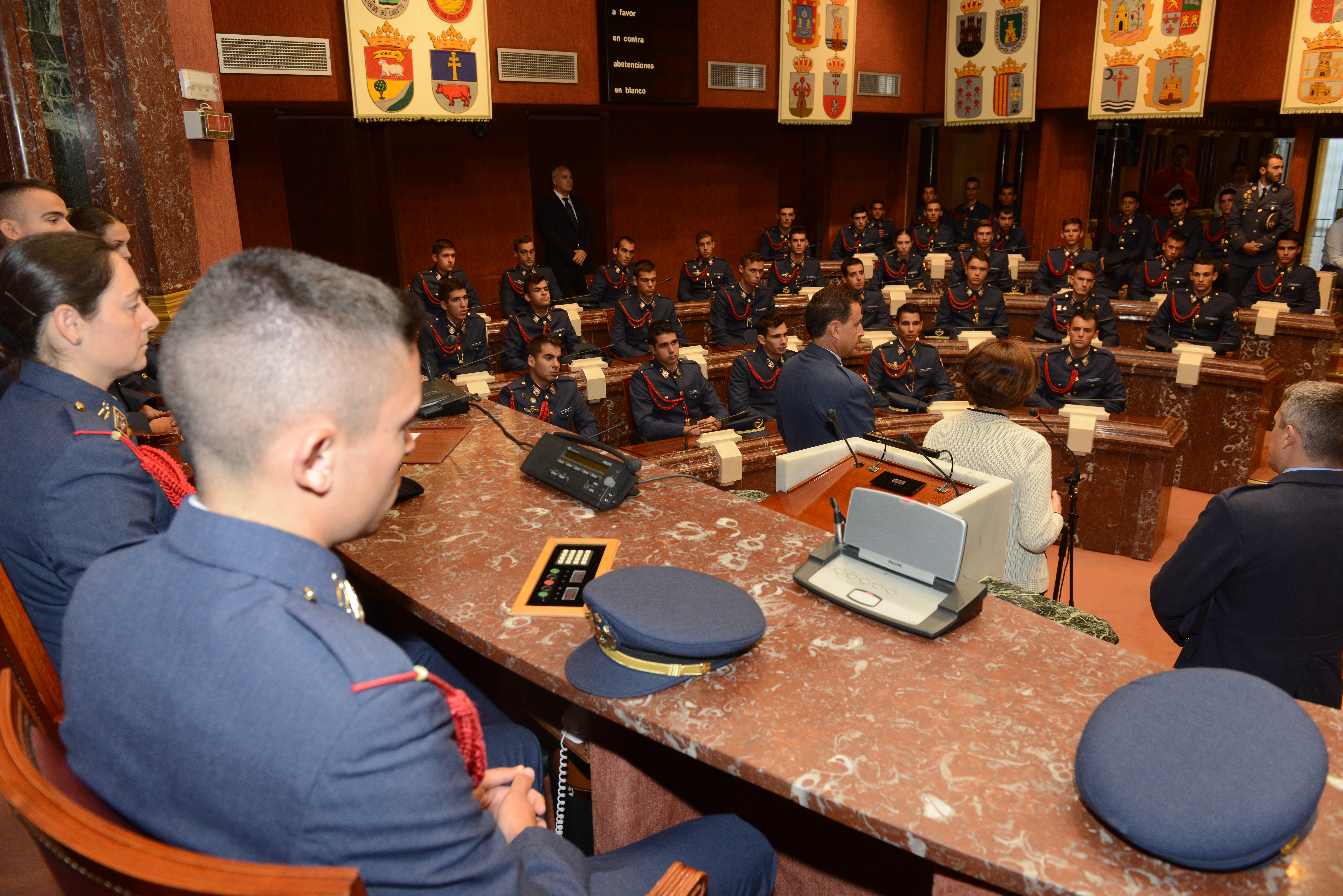 Alumnos de segundo curso del Cuerpo General del Ejército del Aire han visitado la Asamblea Regional de Murcia junto con el coronel director de la Academia General del Aire, Miguel Ivorra Ruiz, y tres de sus profesores