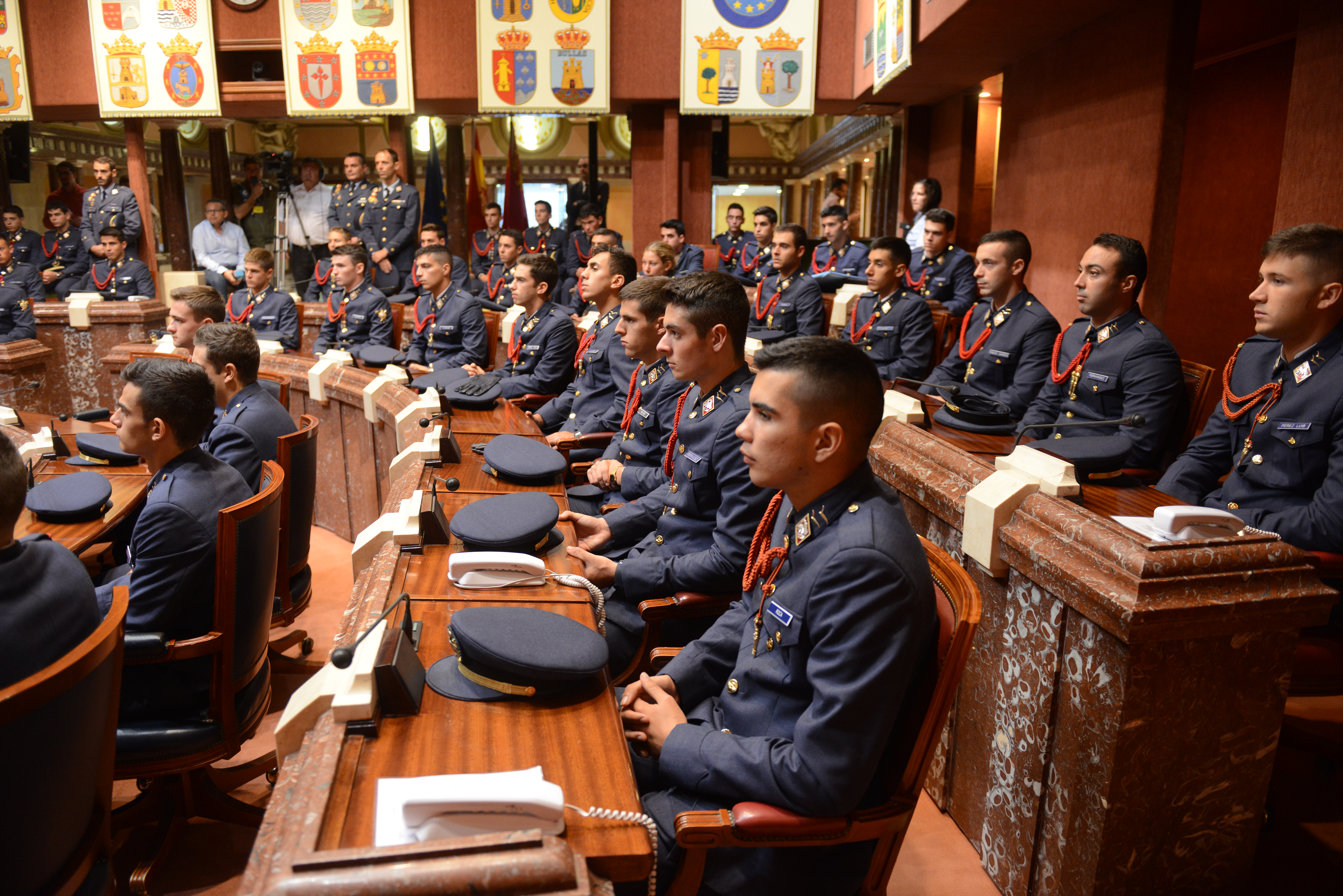 Alumnos de segundo curso del Cuerpo General del Ejército del Aire han visitado la Asamblea Regional de Murcia junto con el coronel director de la Academia General del Aire, Miguel Ivorra Ruiz, y tres de sus profesores