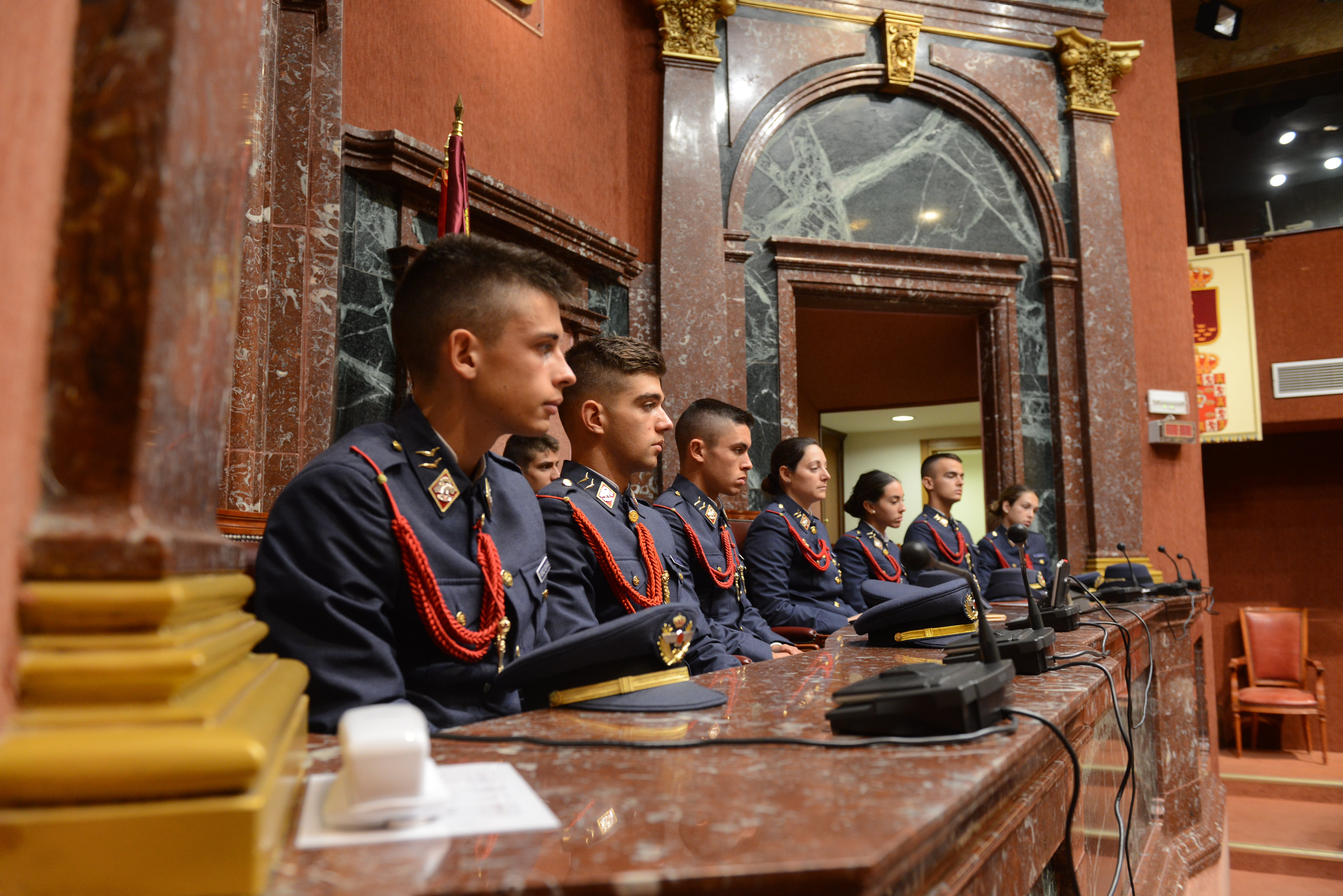 Alumnos de segundo curso del Cuerpo General del Ejército del Aire han visitado la Asamblea Regional de Murcia junto con el coronel director de la Academia General del Aire, Miguel Ivorra Ruiz, y tres de sus profesores