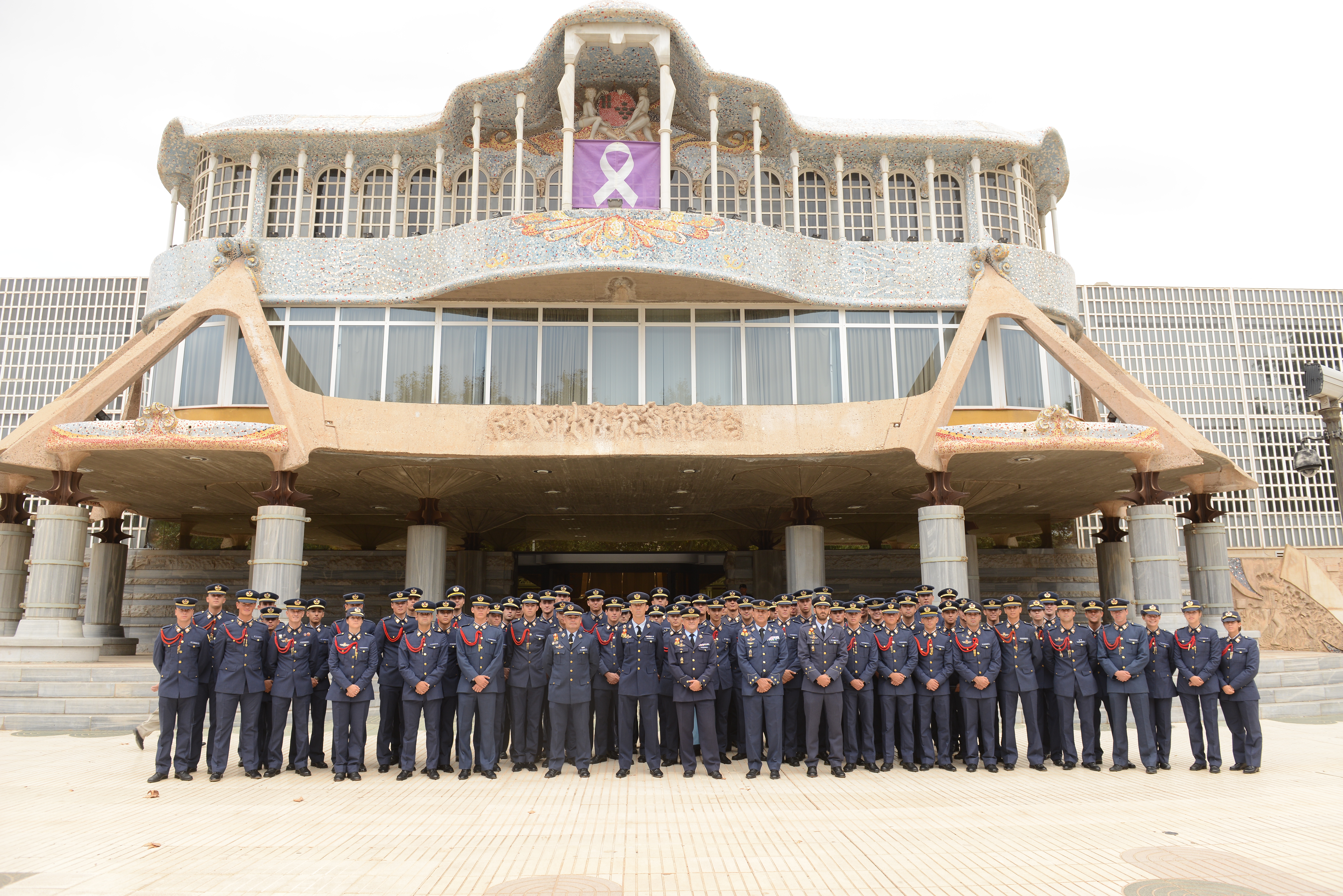 El coronel director de la Academia General del Aire, Miguel Ivorra Ruiz, junto con tres profesores y 73 alumnos de segundo curso del Cuerpo General del Ejército del Aire visitan la Asamblea Regional