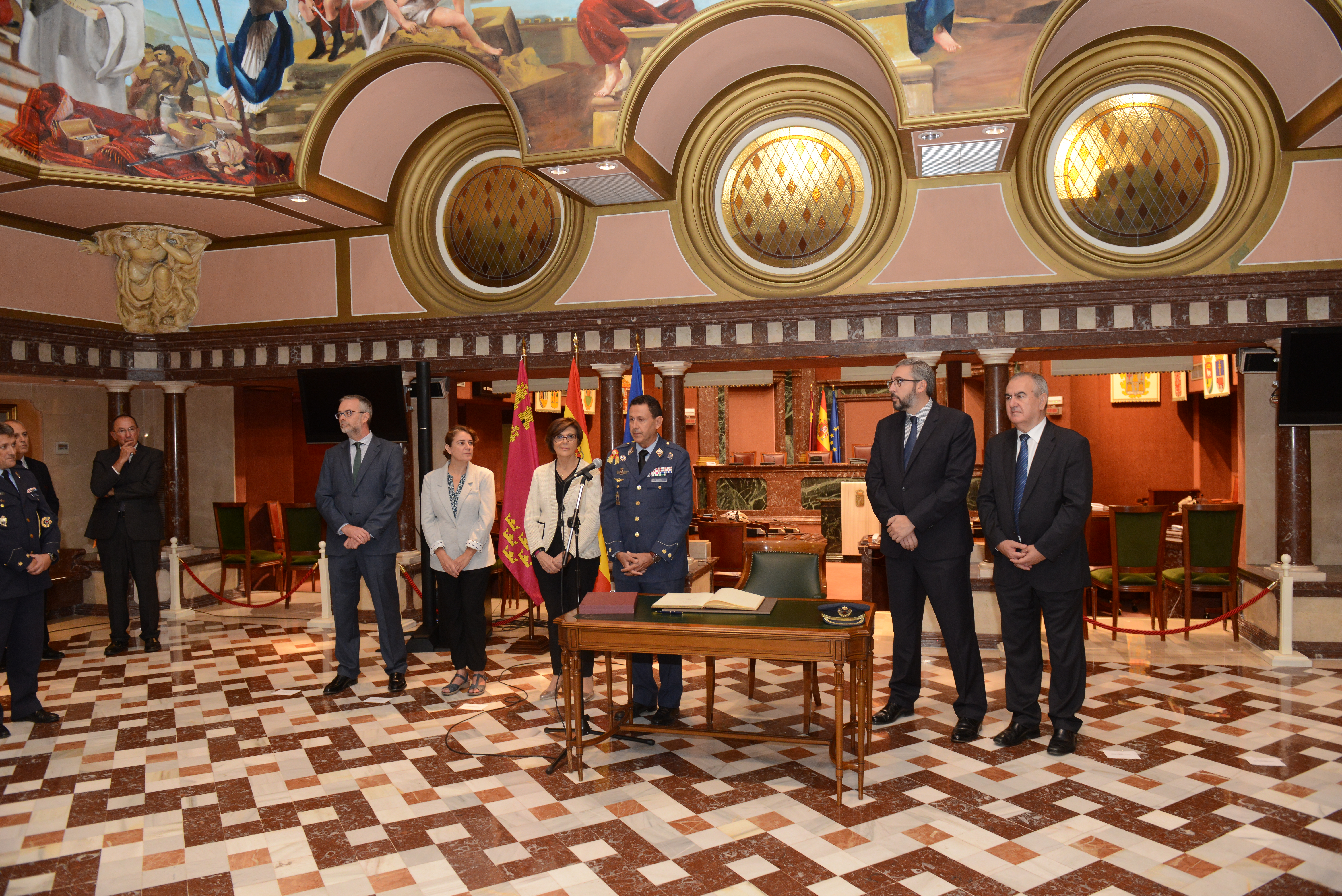 Alumnos de segundo curso del Cuerpo General del Ejército del Aire han visitado la Asamblea Regional de Murcia junto con el coronel director de la Academia General del Aire, Miguel Ivorra Ruiz, y tres de sus profesores