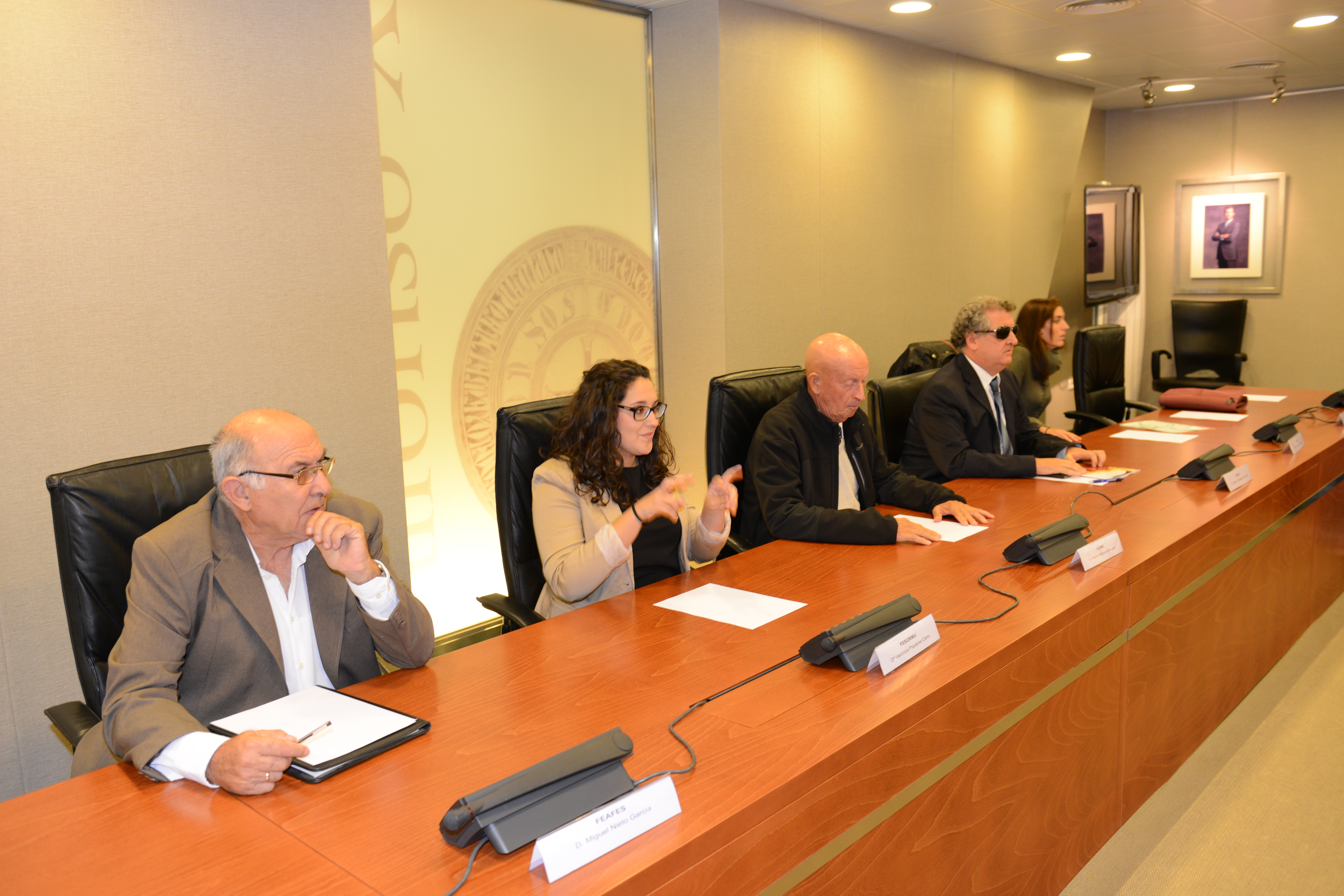Una intérprete traduce la reunión de la presidenta de la Asamblea Regional con el Comité Español de Representantes de Personas con Discapacidad de la Región de Murcia.