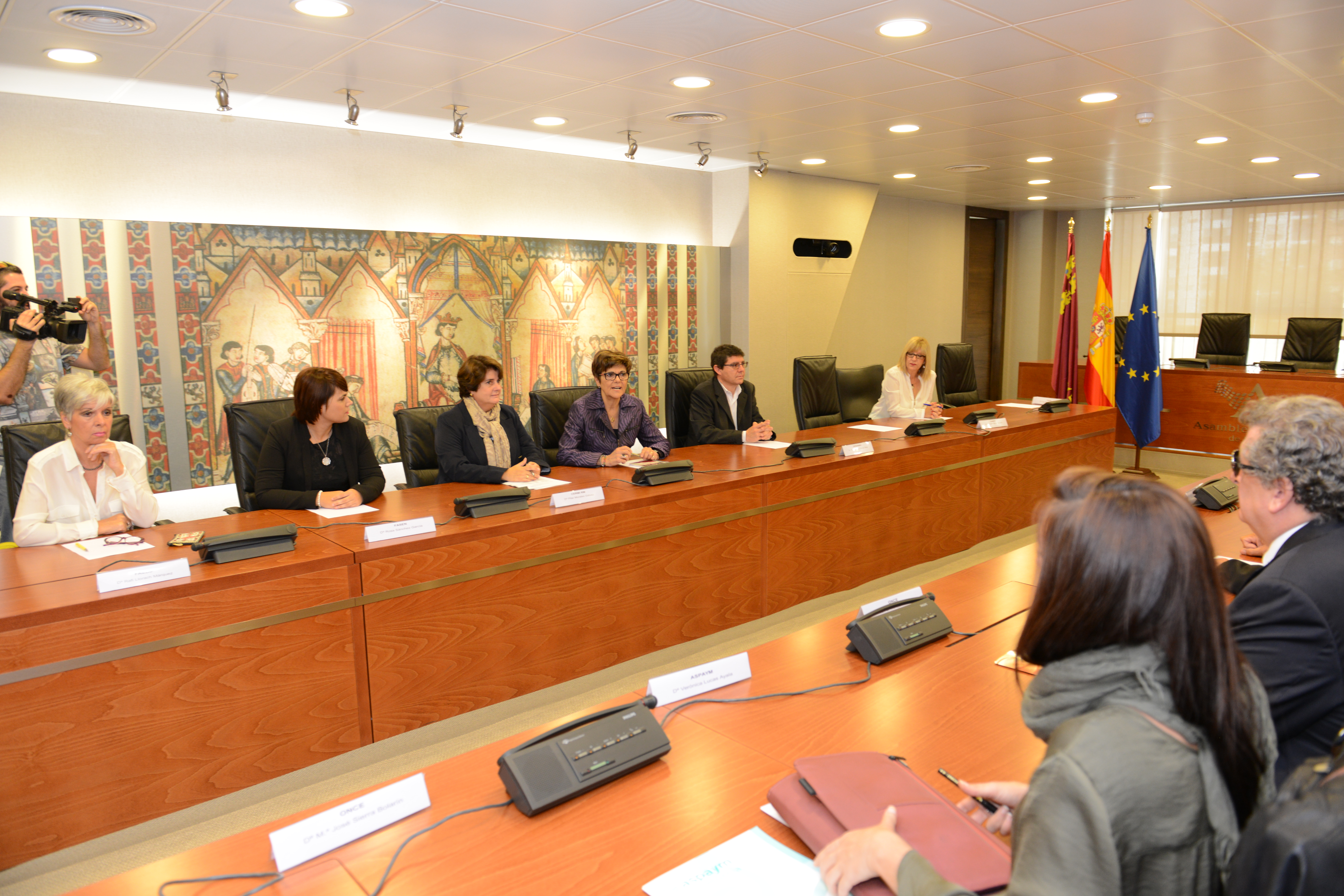 La presidenta de la Asamblea Regional, Rosa Peñalver con los miembros del Comité Español de Representantes de Personas con Discapacidad de la Región de Murcia.