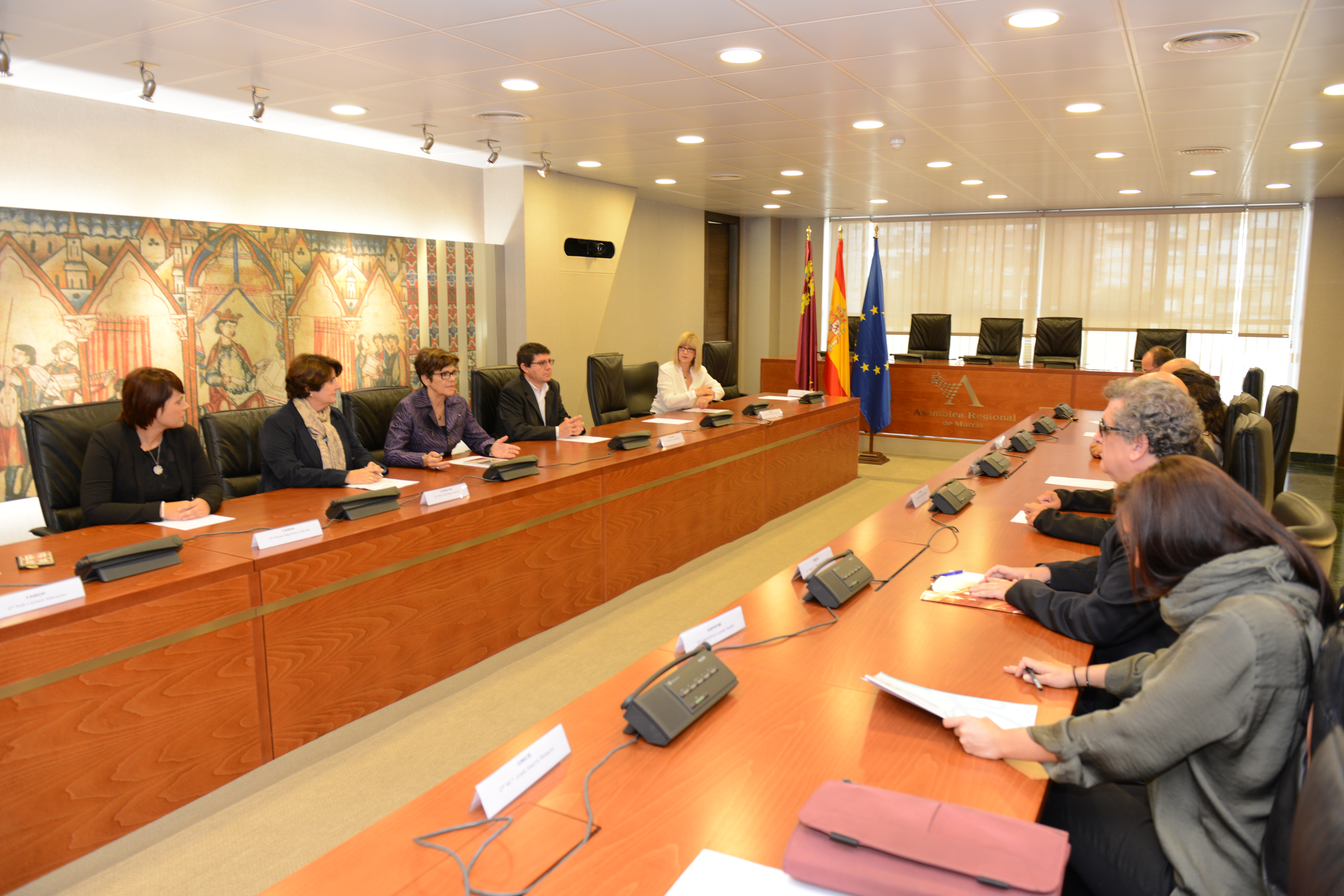 La presidenta de la Asamblea Regional, Rosa Peñalver con los miembros del Comité Español de Representantes de Personas con Discapacidad de la Región de Murcia.