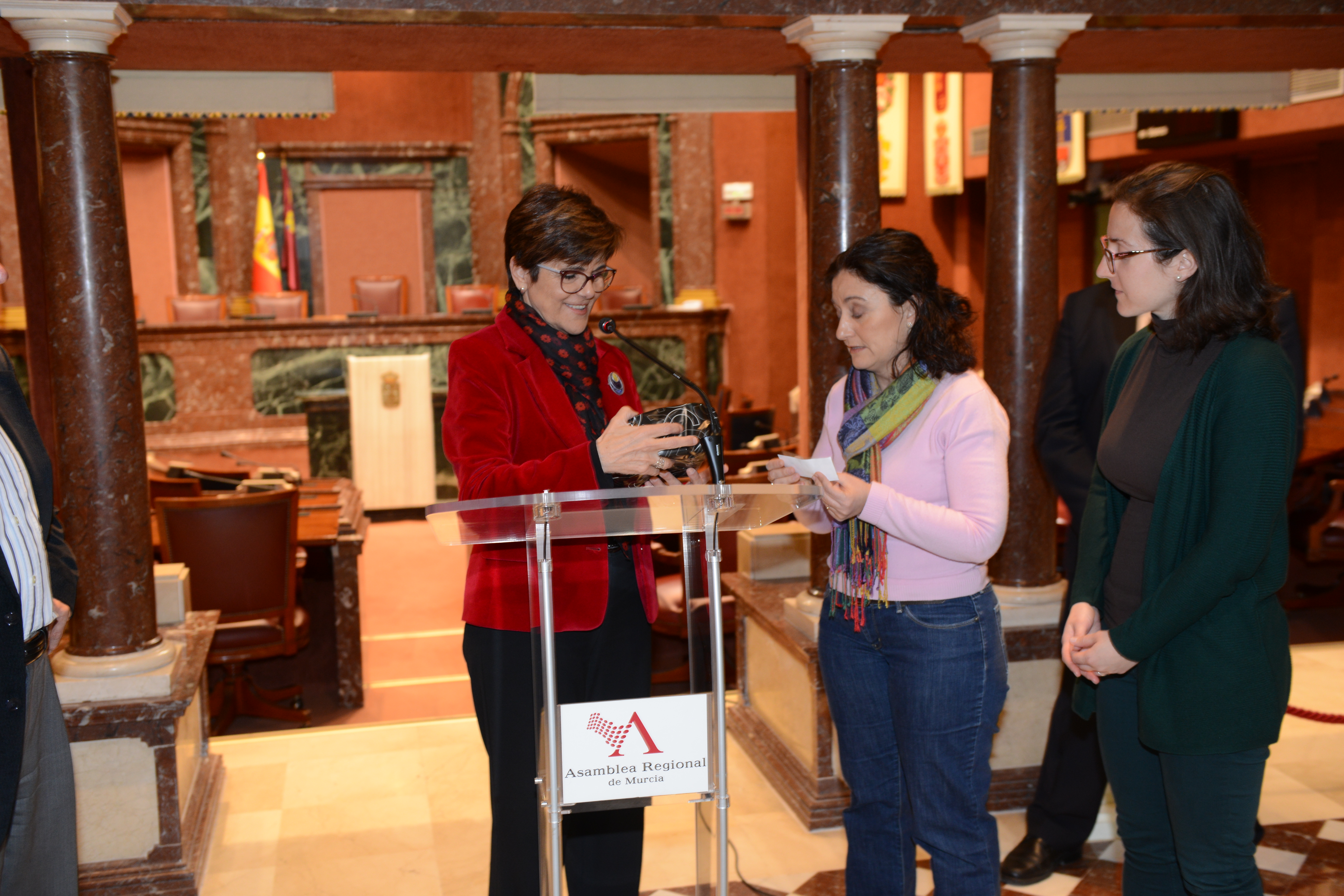 La Asamblea Regional de Murcia recibe a la EOI de Cartagena en inglés y francés